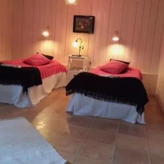 Photo of the whole room, Bed in skummeslöv B & B