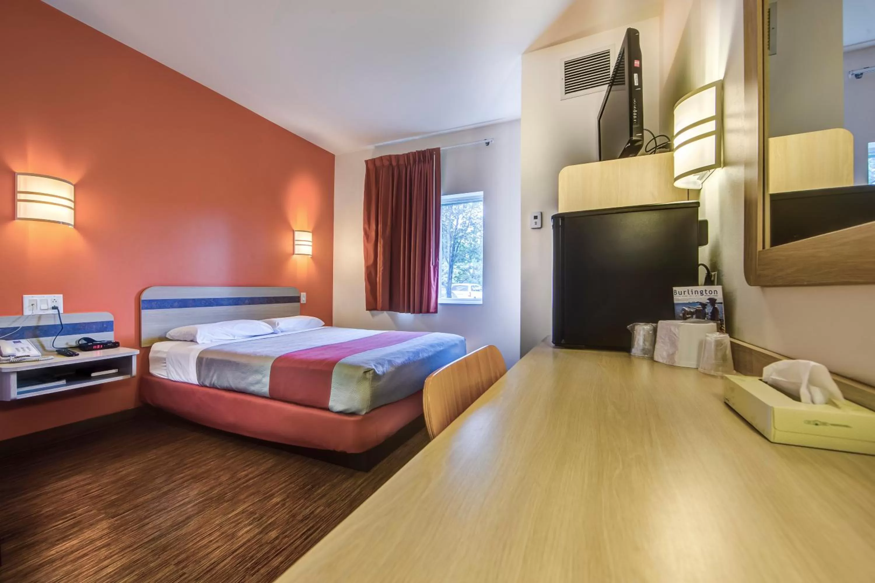 Photo of the whole room, Bed in Motel 6-Burlington, ON - Toronto West - Oakville