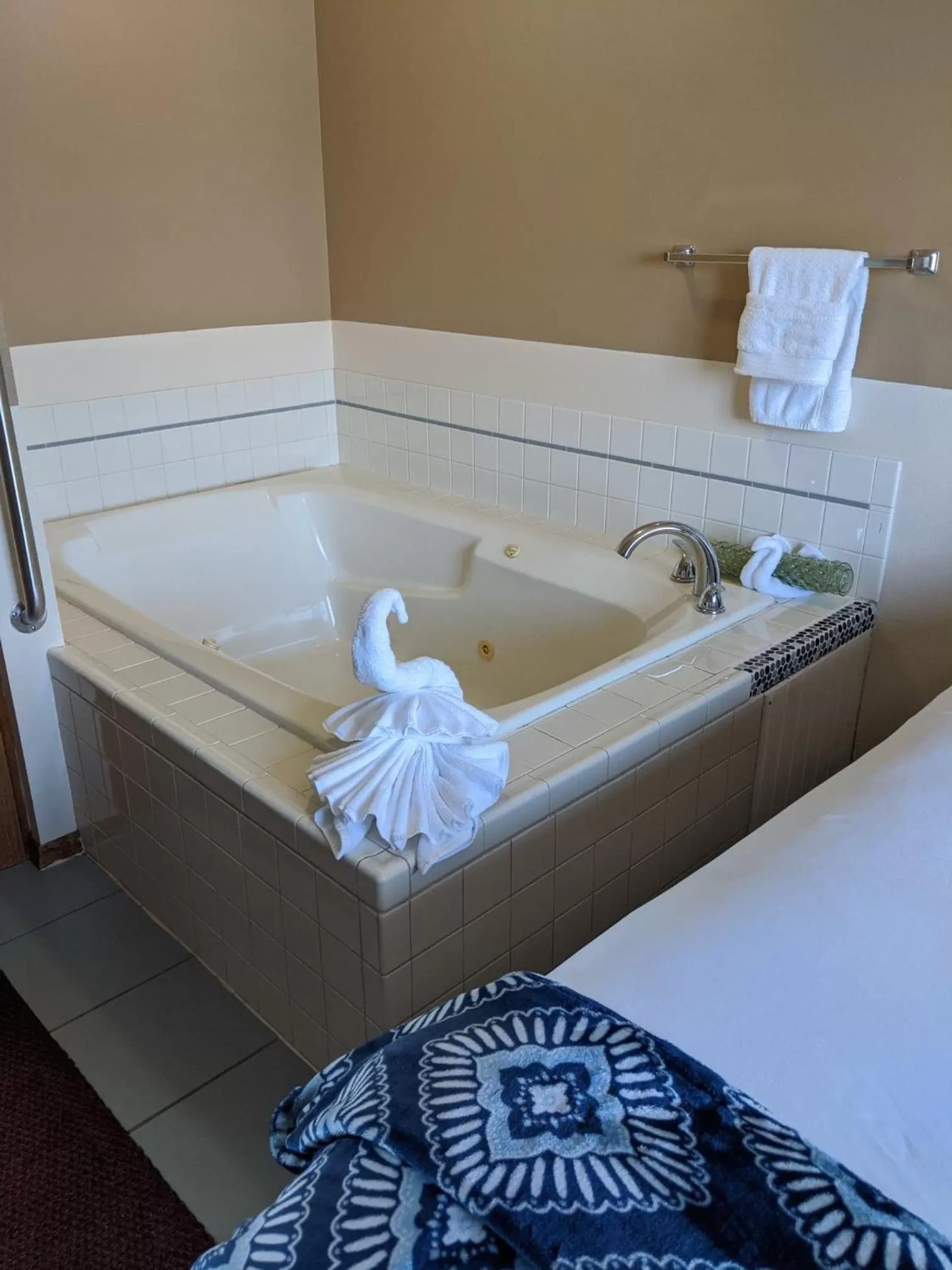 Bath, Bed in Hillcrest Inn