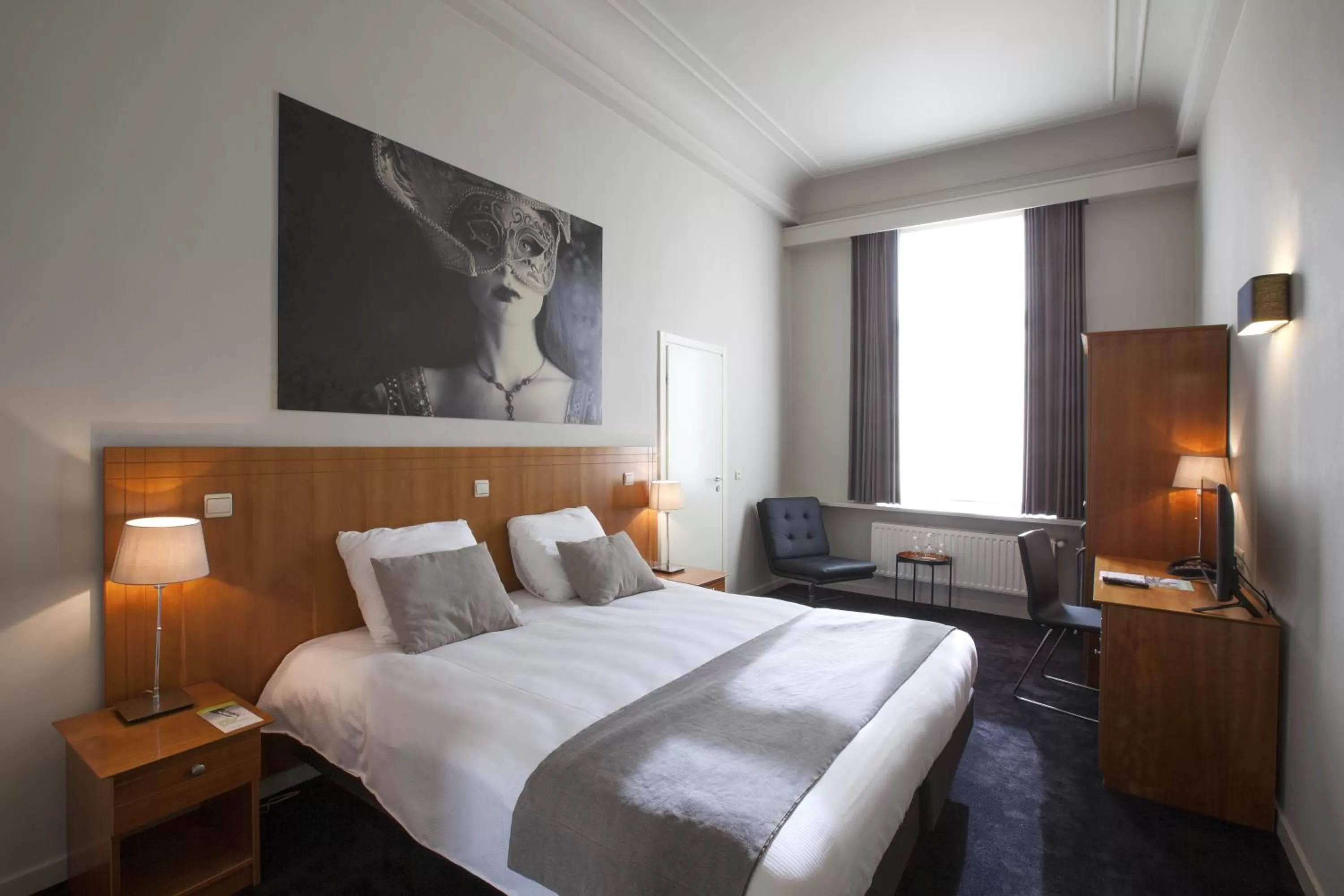 Photo of the whole room, Bed in Theater Hotel Leuven Centrum