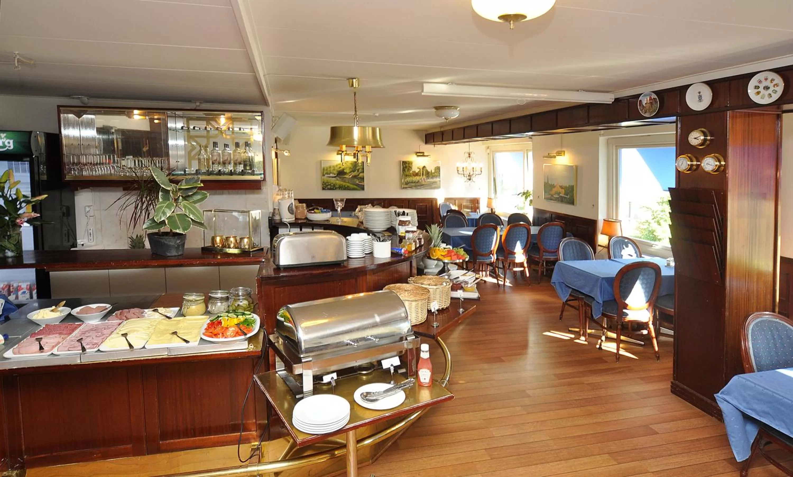 Restaurant/places to eat in Hotell City