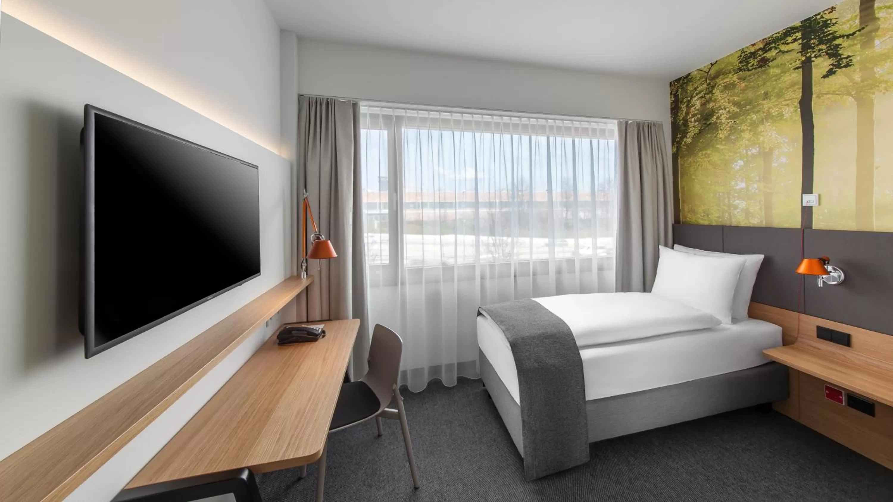 Photo of the whole room, Bed in Holiday Inn Munich - Leuchtenbergring by IHG