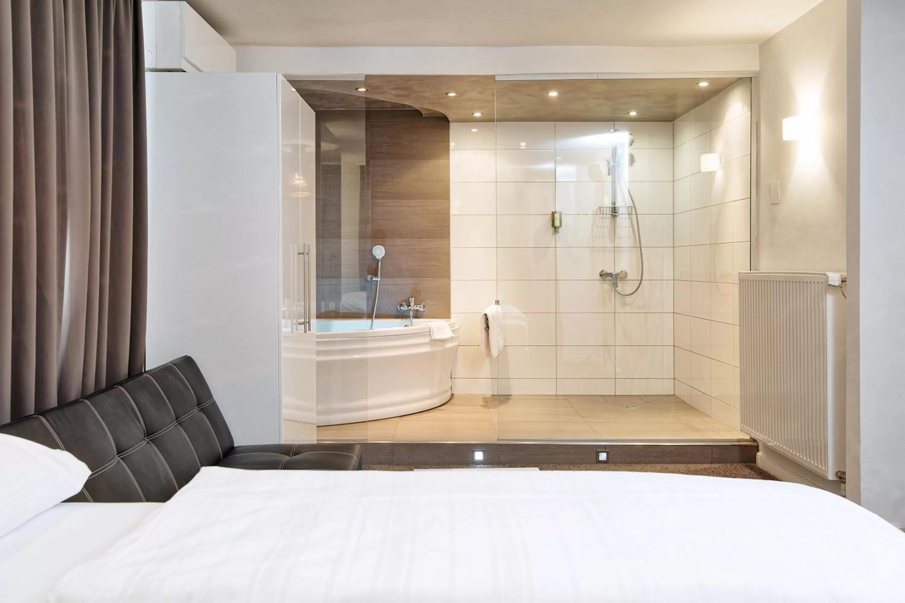 Hot Tub, Bathroom in Hotel 24 Checkin Velden