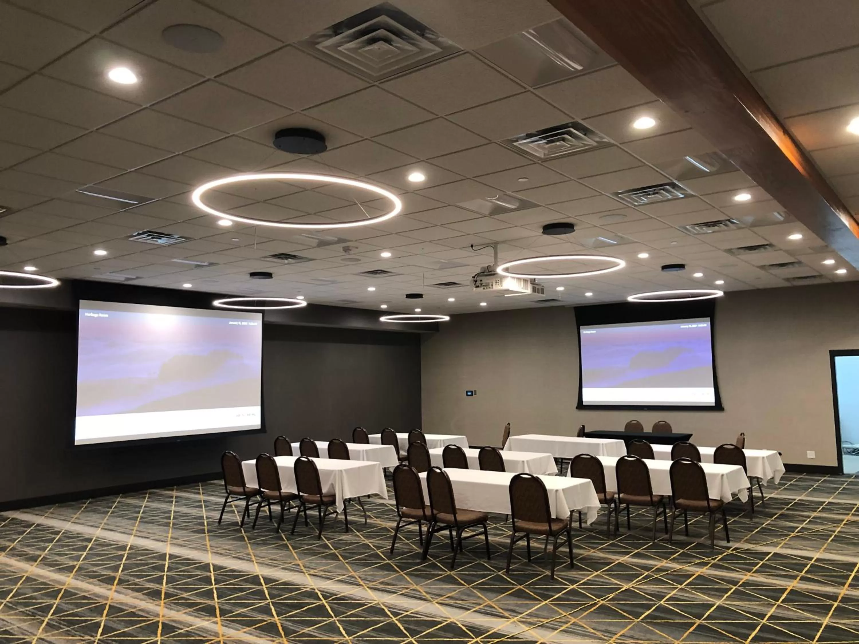 Meeting/conference room in Holiday Inn & Suites St. Cloud by IHG