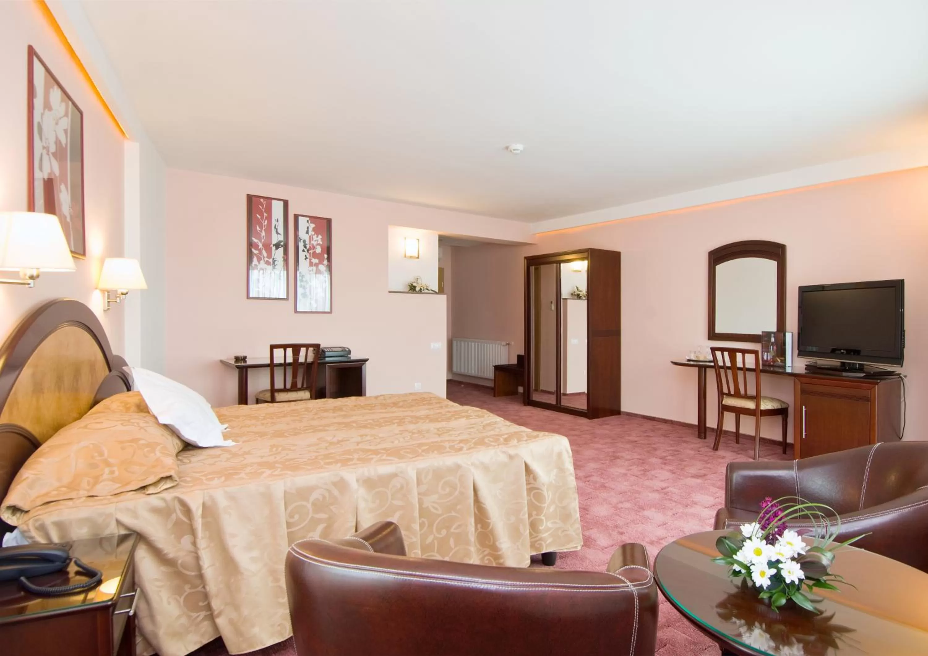 Photo of the whole room, Bed in Hotel Ambient