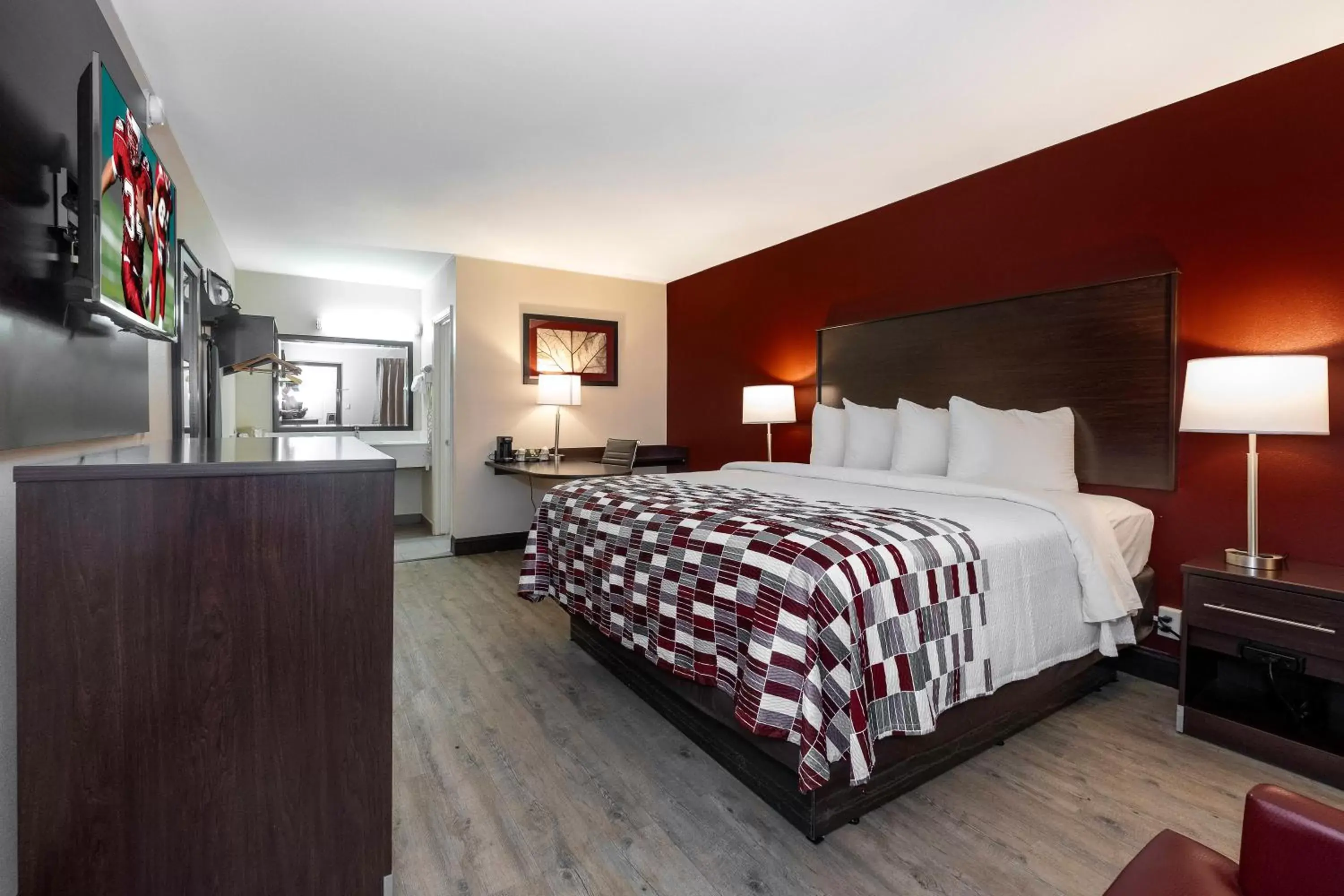 Superior King Room - Non-Smoking in Red Roof Inn Fort Smith Downtown Superior King Room - Non-Smoking in Red Roof Inn Fort Smith Downtown