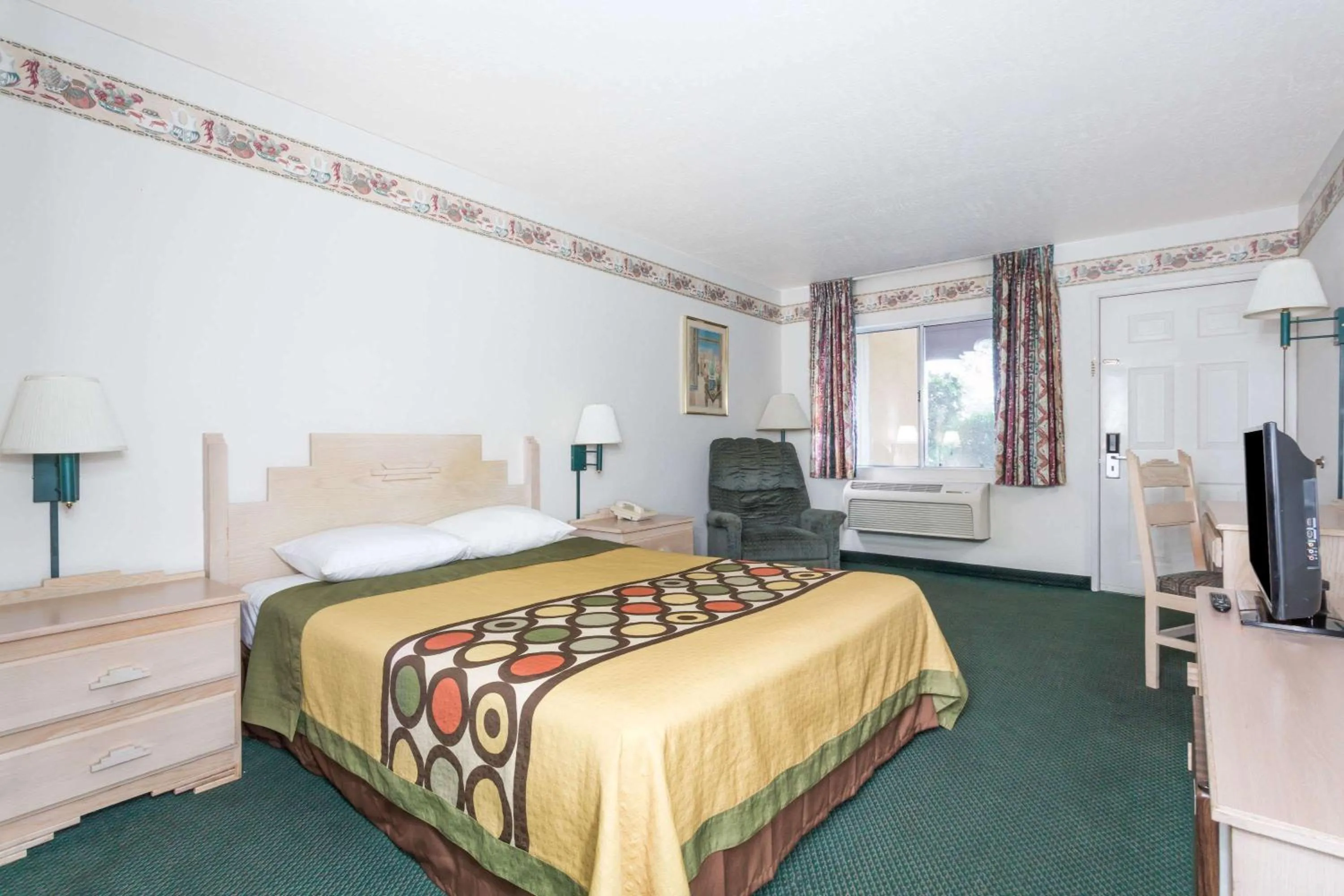 Photo of the whole room, Bed in Super 8 by Wyndham Cottonwood
