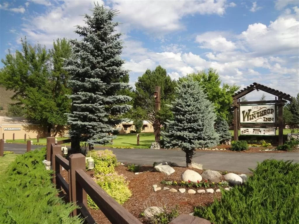 Facade/entrance in Winthrop Inn