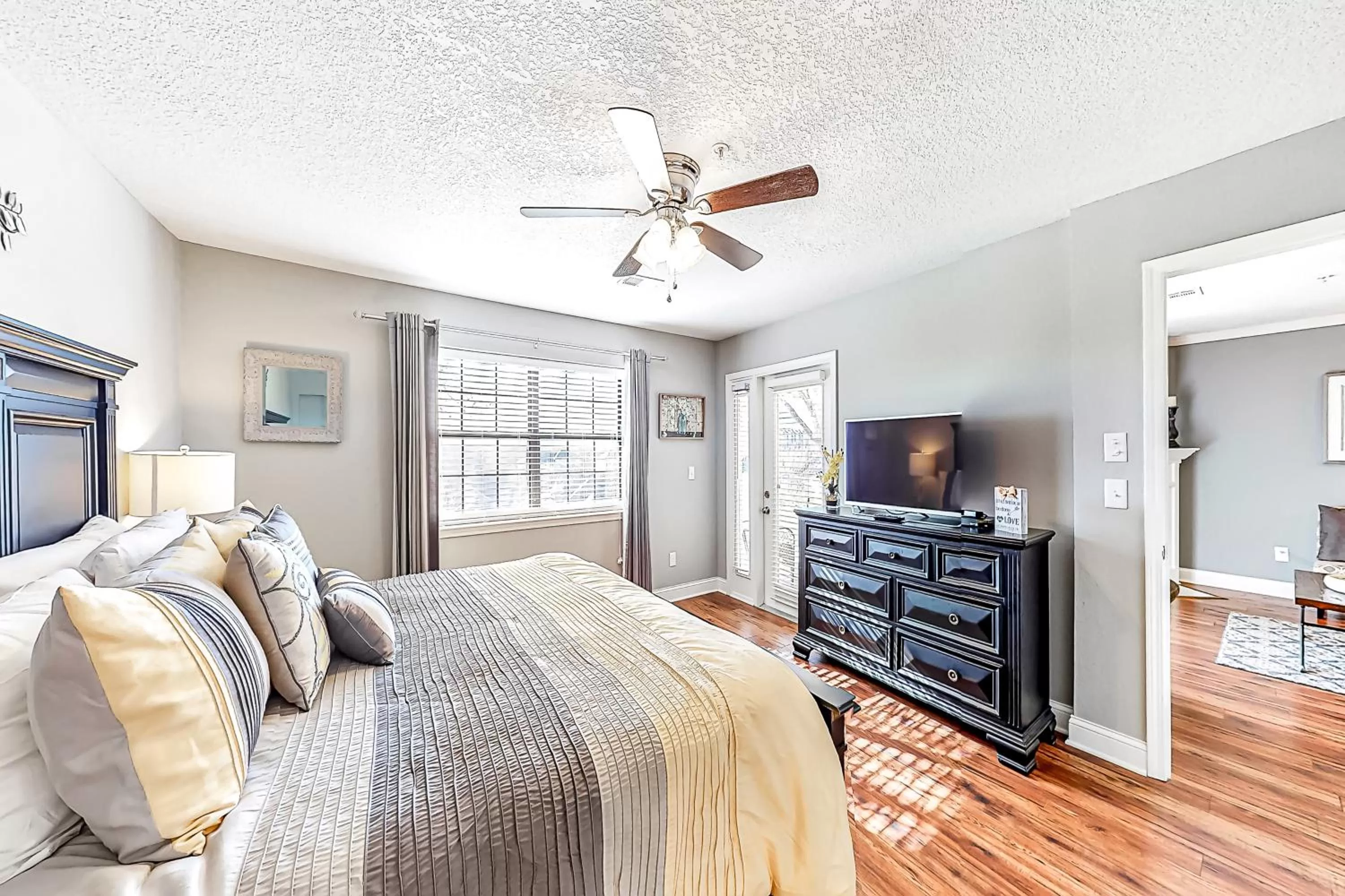 TV/Entertainment Center in Thousand Hills - The Knollwood At Foothills