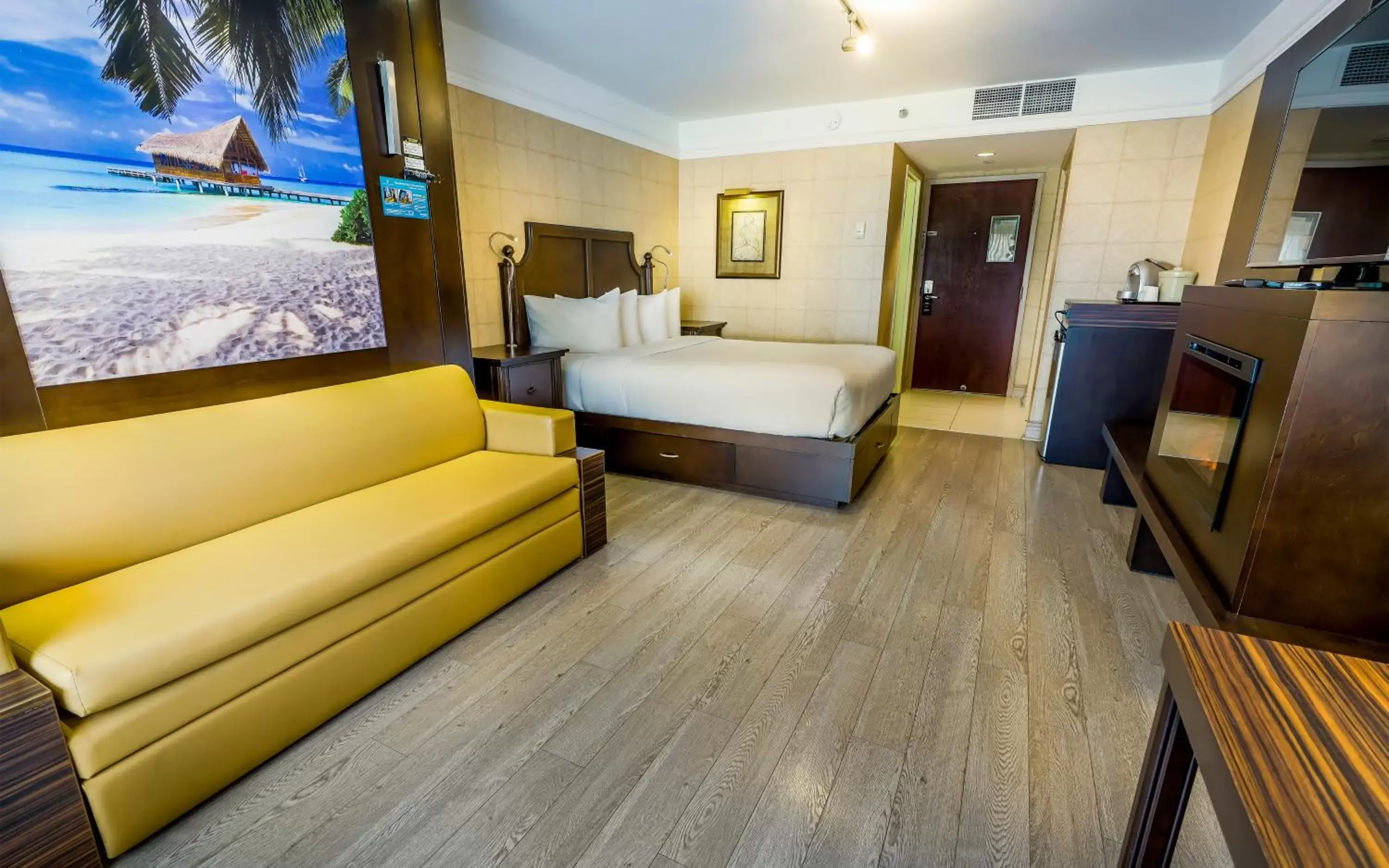 Superior Queen Room with Two Queen Beds in L'Hôtel Québec par JARO Superior Queen Room with Two Queen Beds in L'Hôtel Québec par JARO