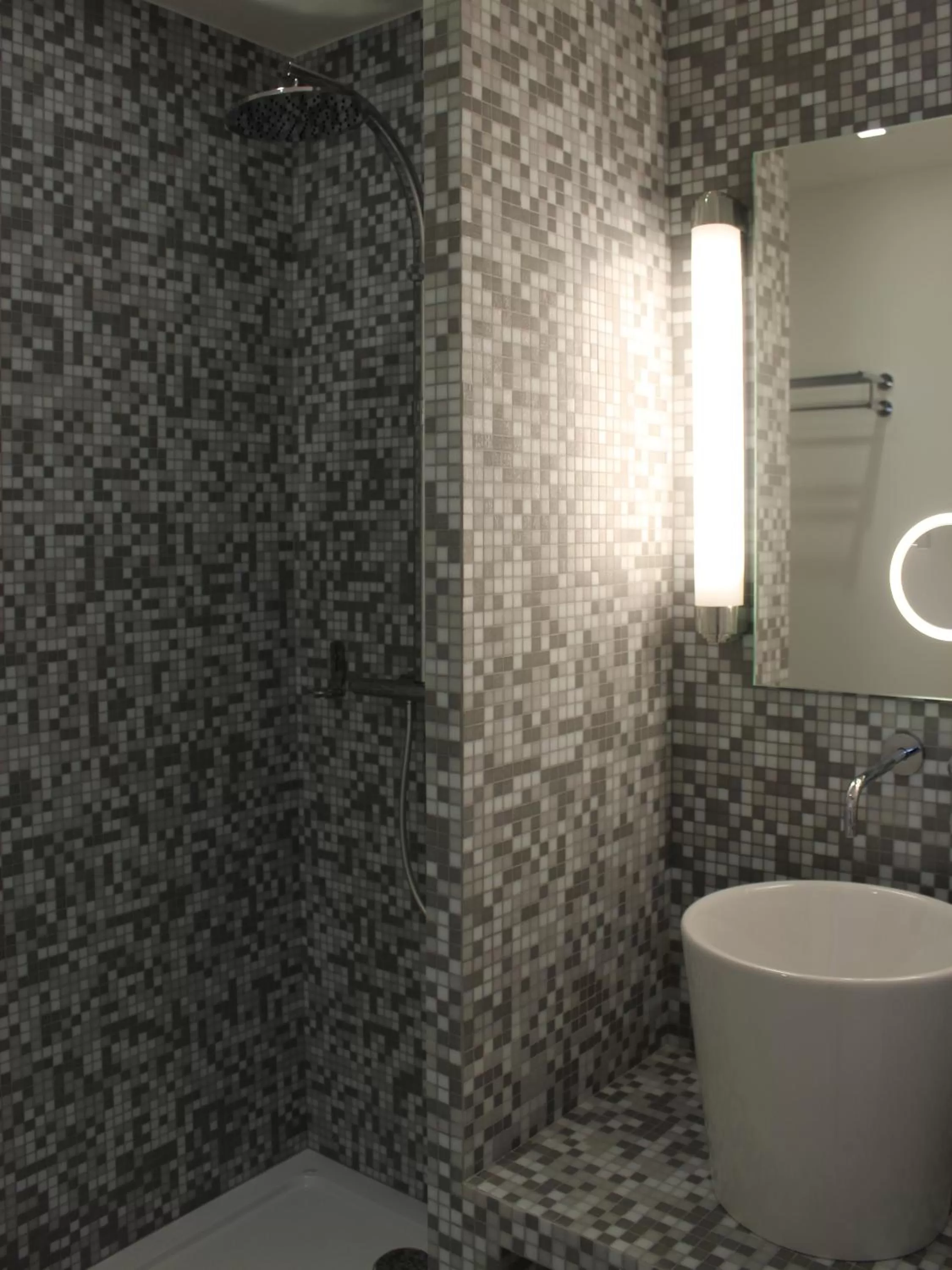 Shower, Bathroom in Hôtel Ginkgo - SPA Biloba