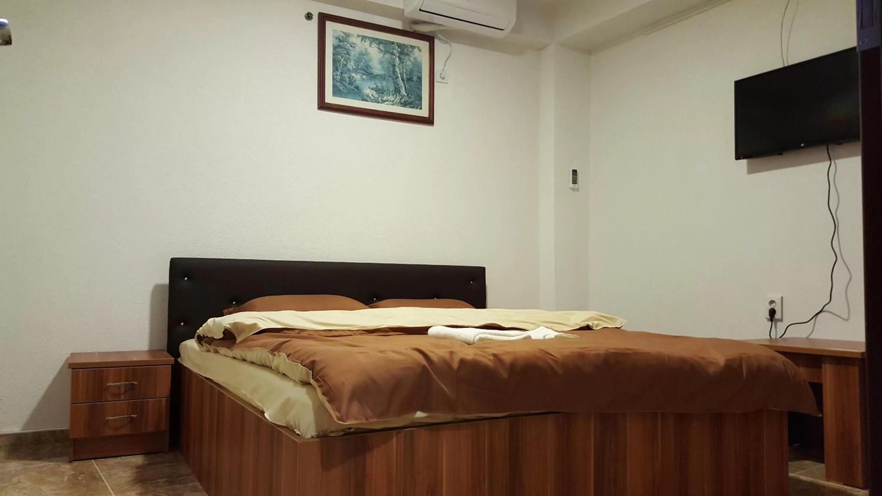 Shower, Bed in Motel Atika