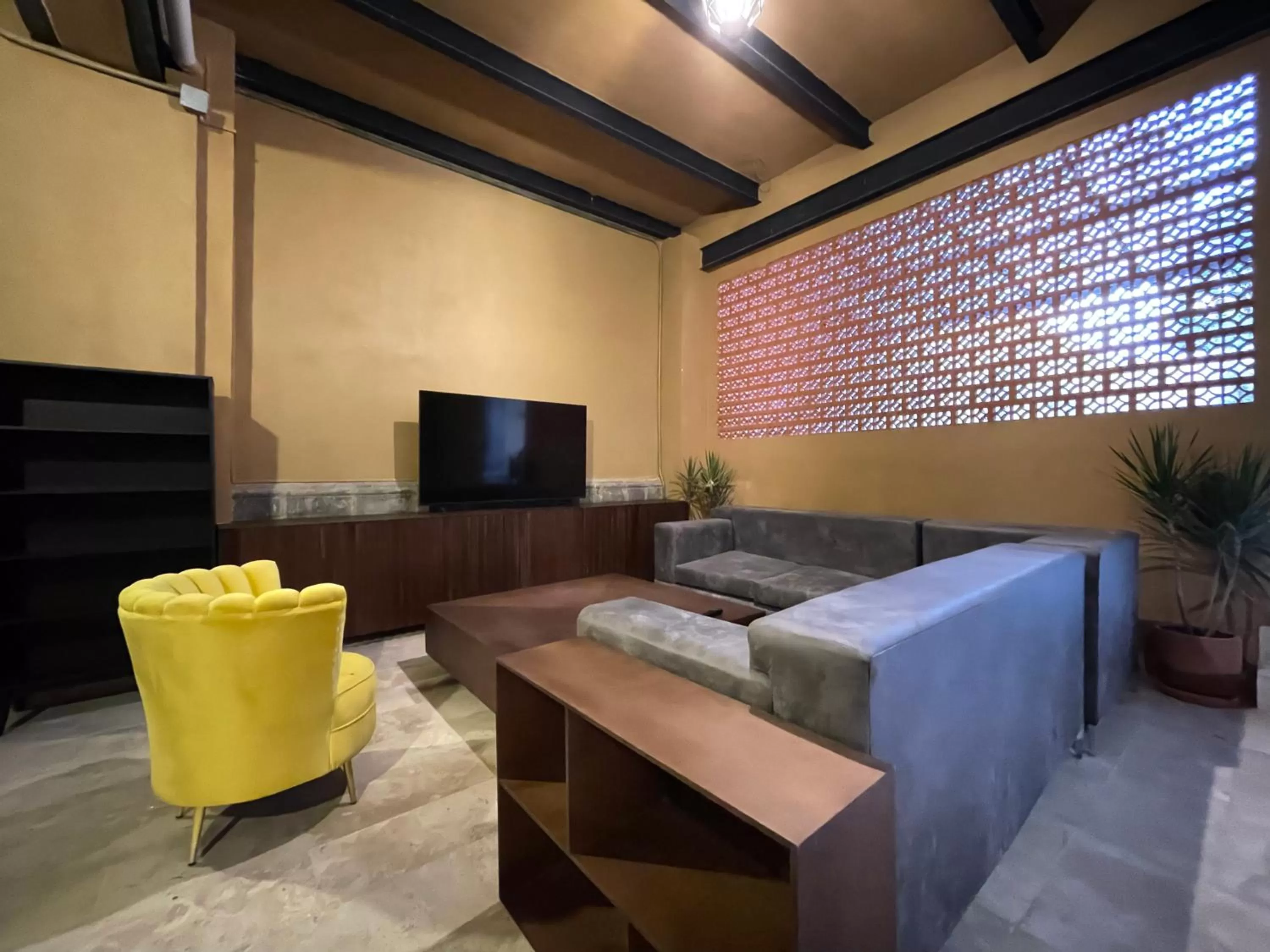 Living room, Bed in Colmena Hotel CDMX Centro