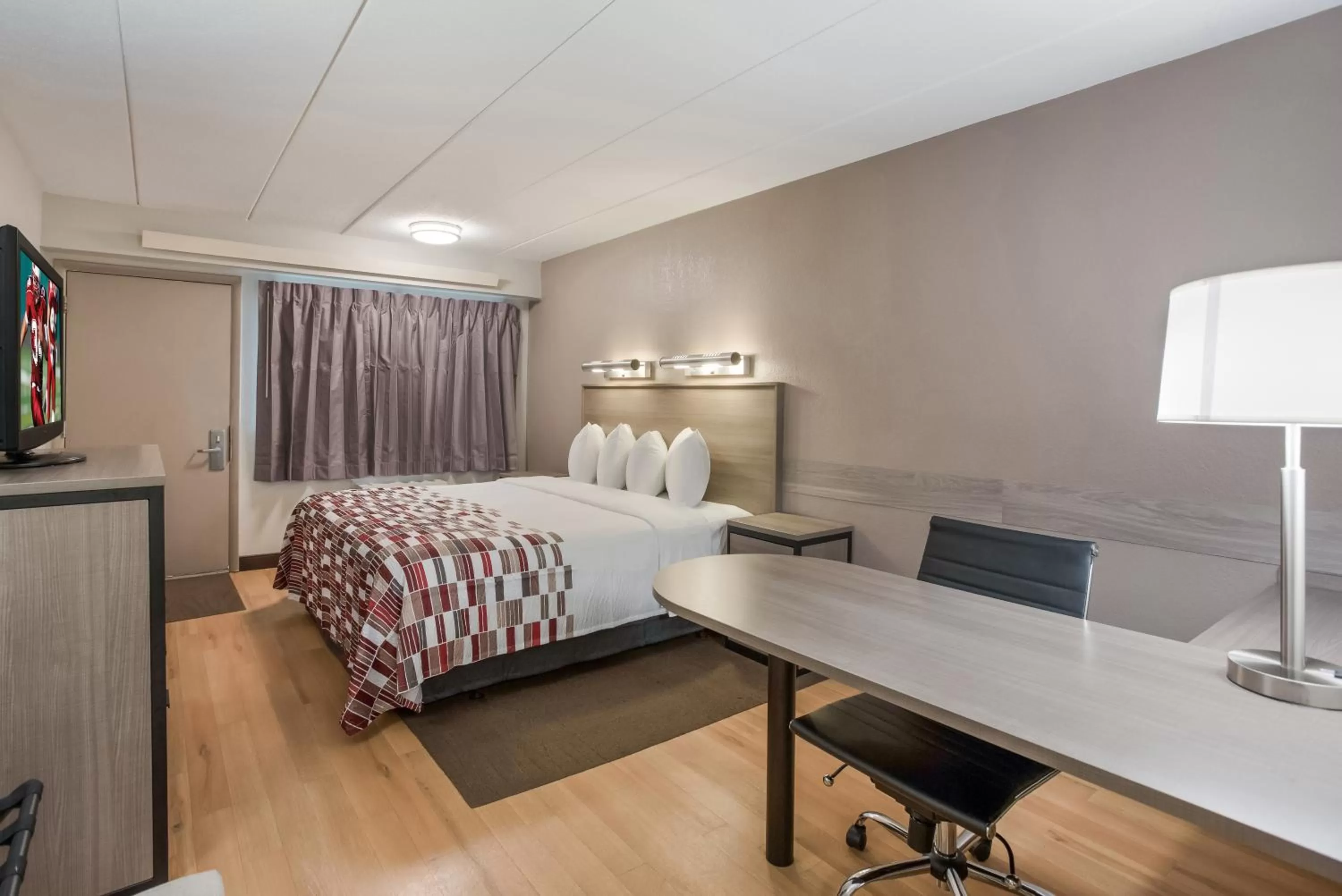 Bedroom, Bed in Red Roof Inn Philadelphia - Trevose