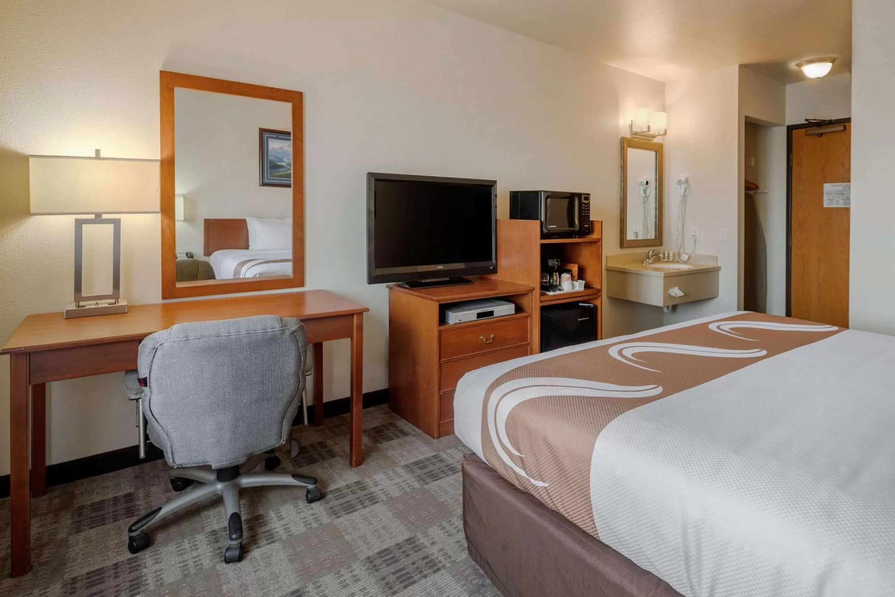 TV and multimedia, Bed in Quality Inn Kenai