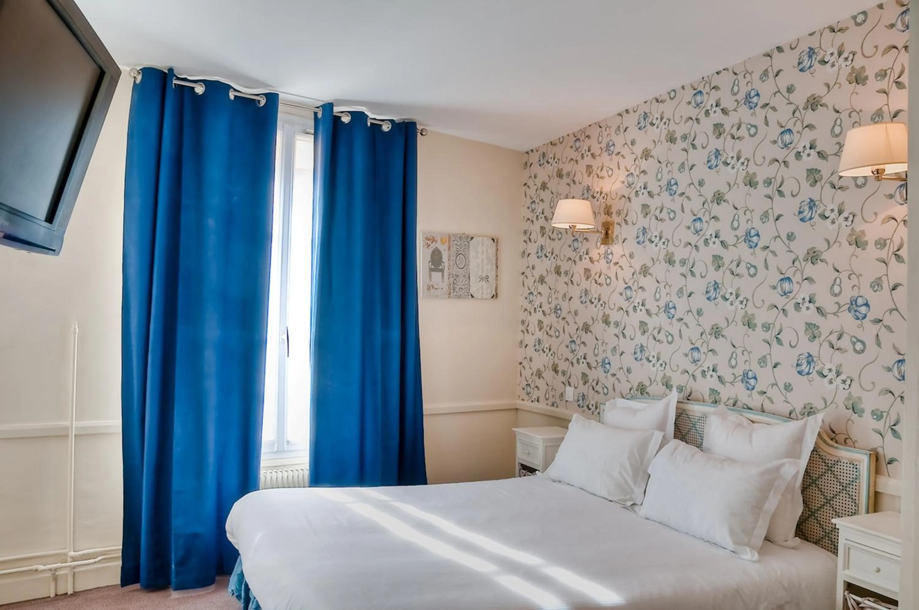 Photo of the whole room, Bed in Hôtel de la Motte Picquet