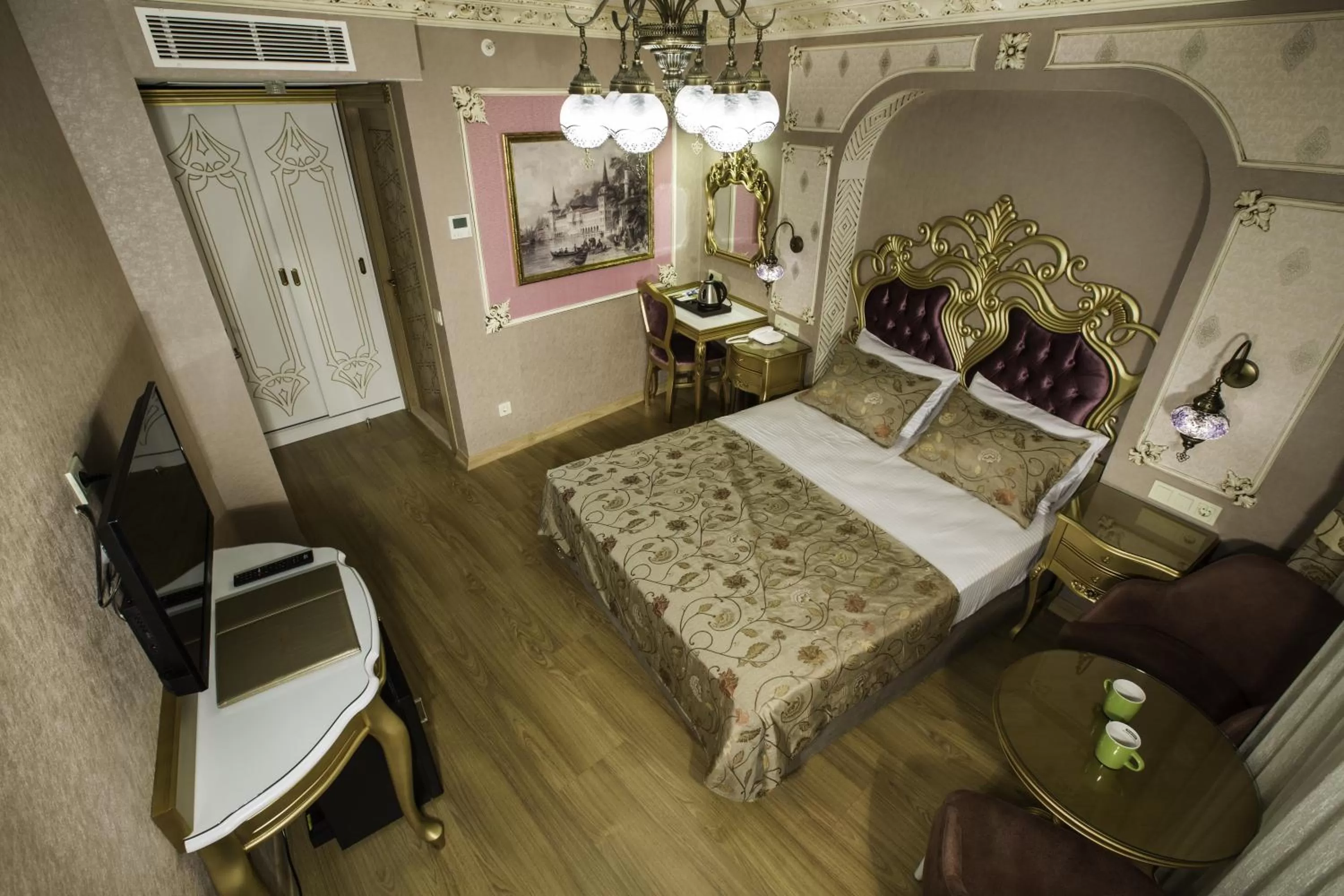 Photo of the whole room, Bed in Empire Suite Hotel