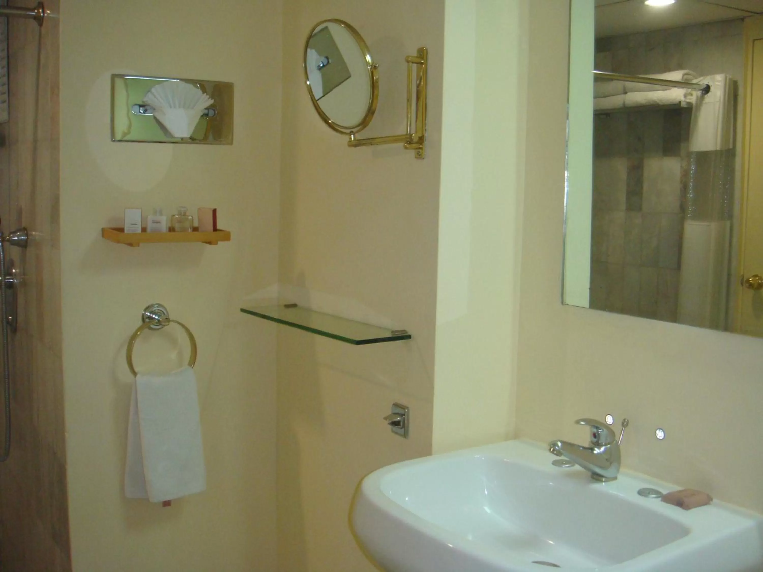 Bathroom in Mision Monterrey Centro Historico