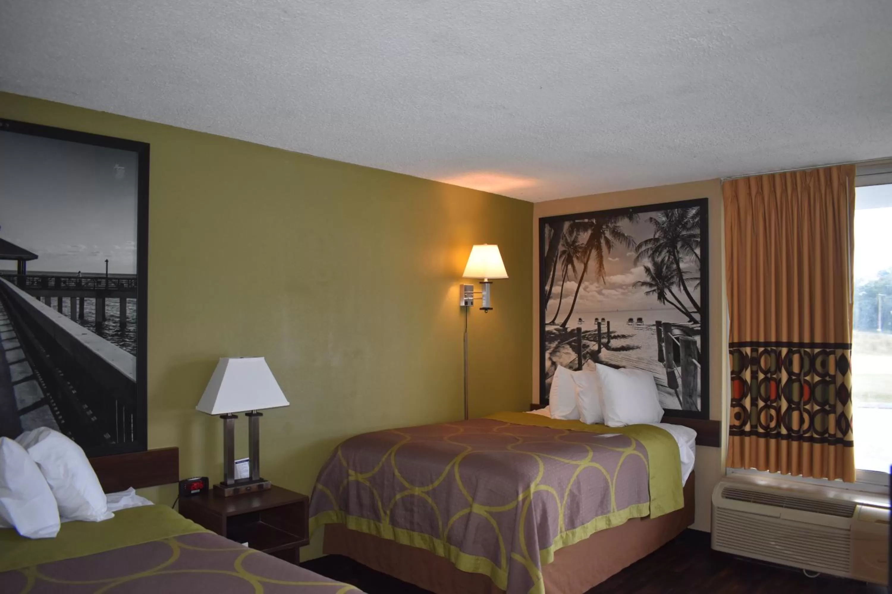 Bed in Super 8 by Wyndham Ocala I-75