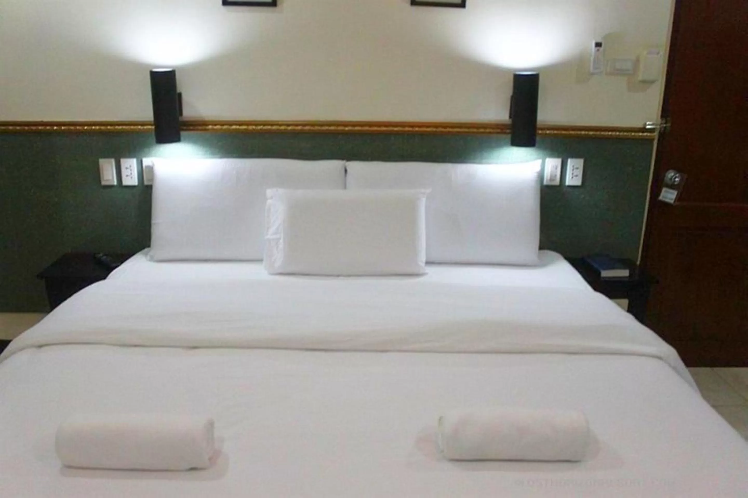 Bedroom in Lost Horizon Beach Dive Resort