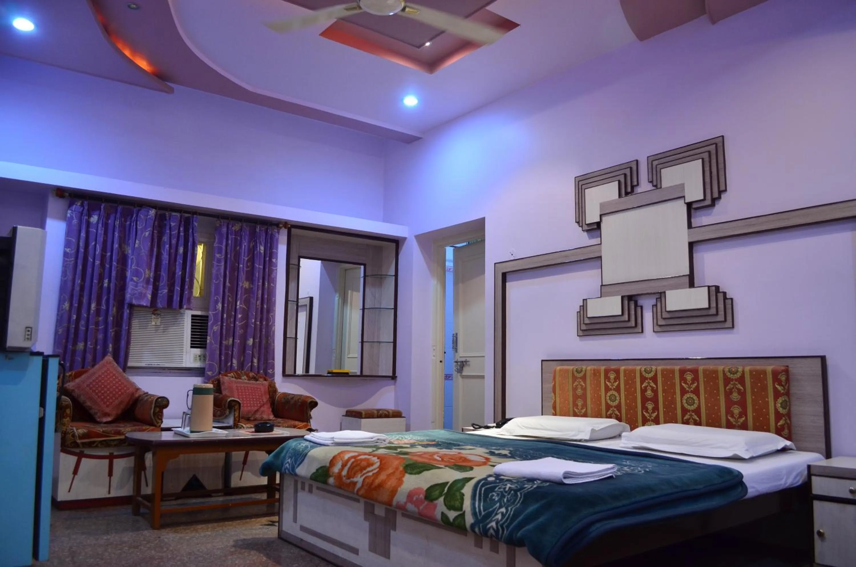 Photo of the whole room, Bed in Hotel Kalyan