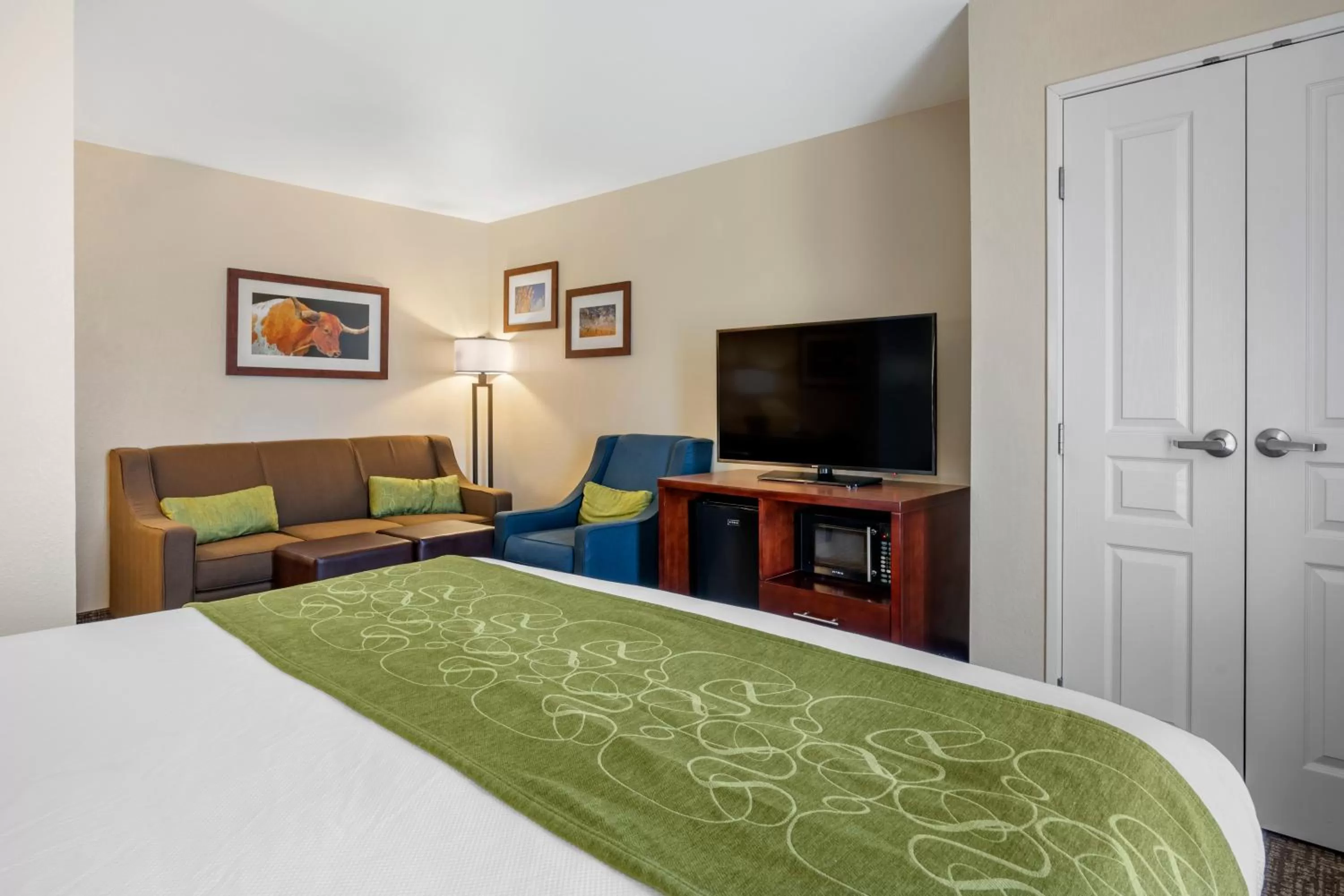 Photo of the whole room, Bed in Comfort Suites Fernley