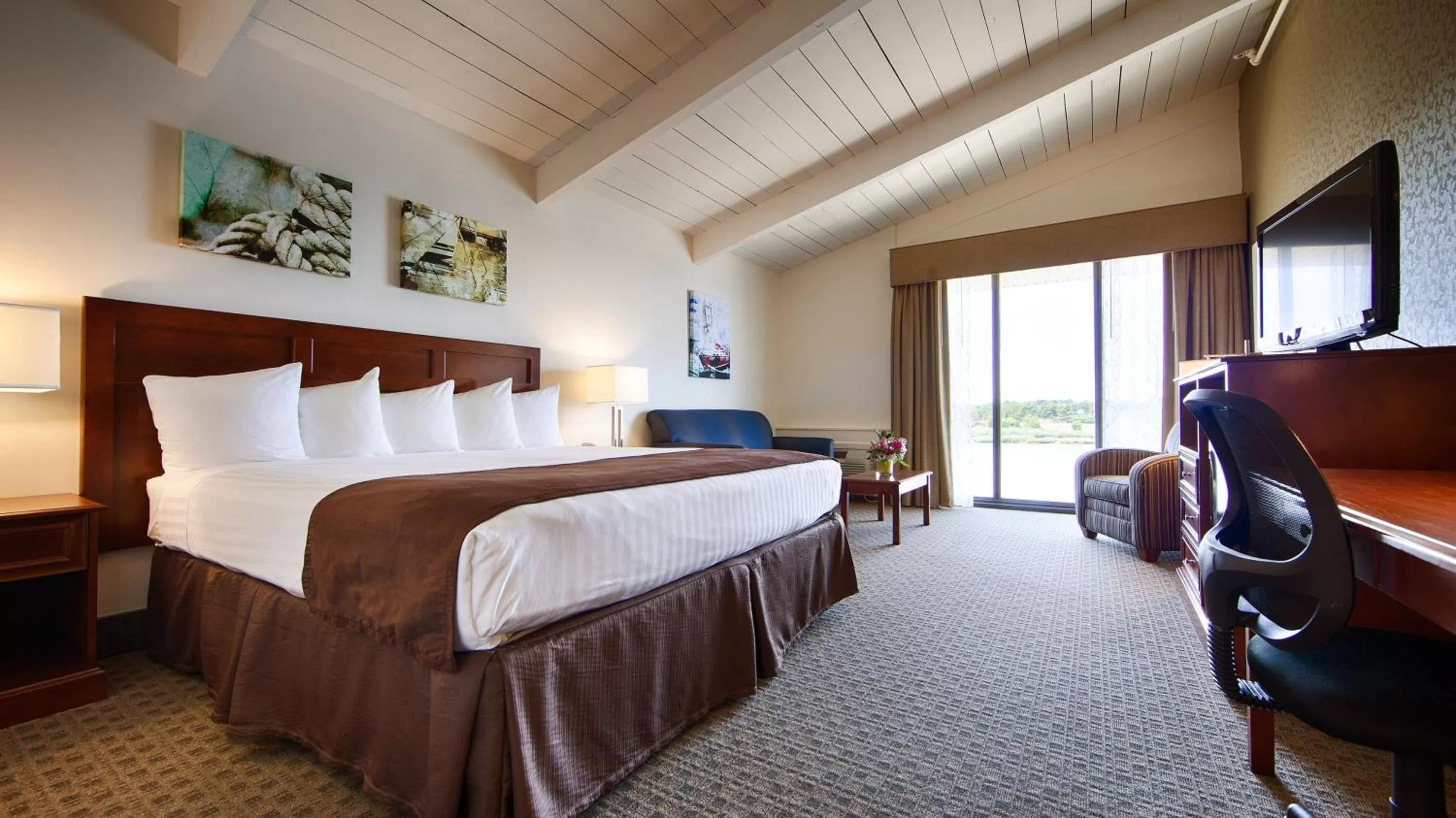 Bed in Best Western Adams Inn Quincy-Boston