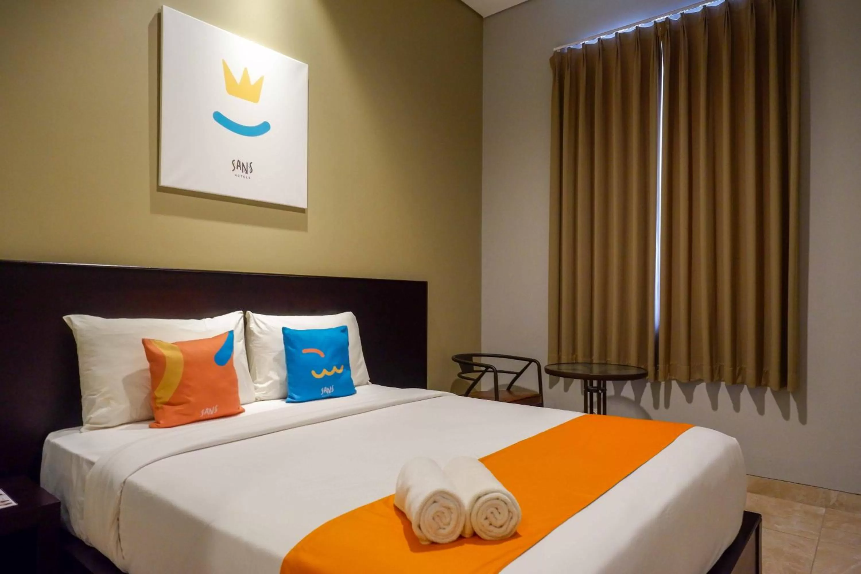 Bed in Sans Hotel Empress Simpang Lima