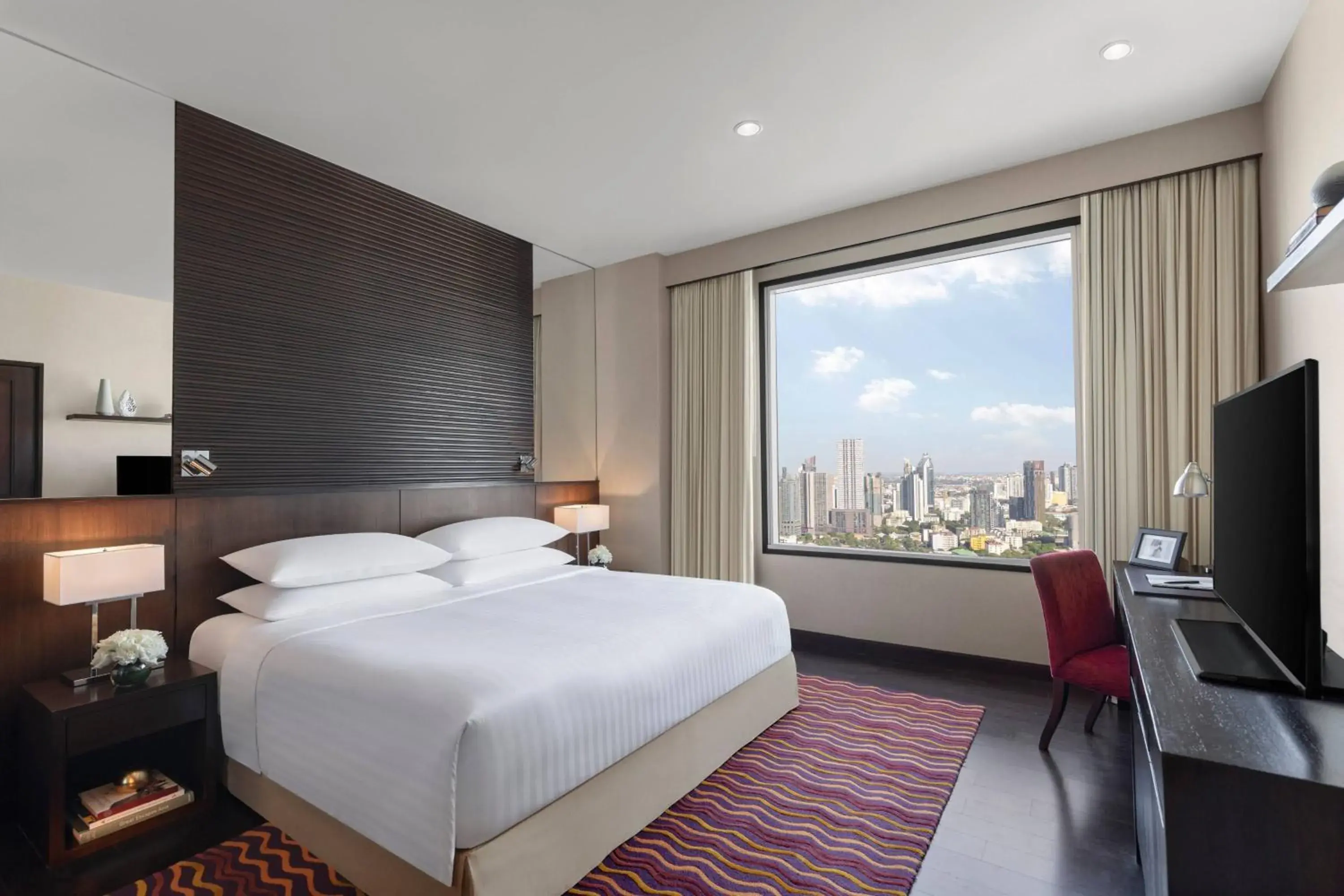 One-Bedroom Suite with a King Bed or Two Single Beds and City View, with Bathtub in Marriott Executive Apartments - Sukhumvit Park, Bangkok One-Bedroom Suite with a King Bed or Two Single Beds and City View, with Bathtub in Marriott Executive Apartments - Sukhumvit Park, Bangkok