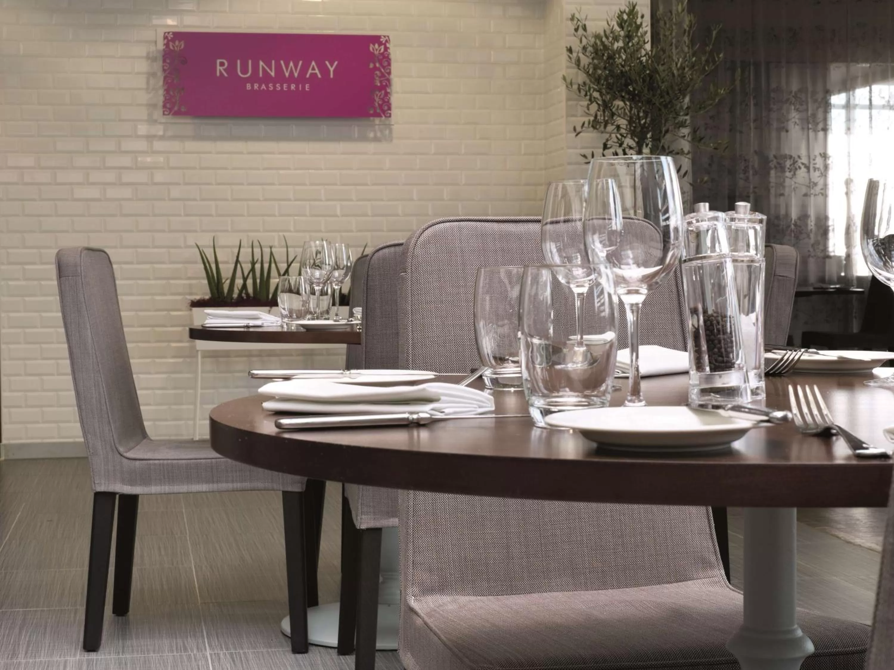 Restaurant/places to eat in Radisson Blu Hotel East Midlands Airport