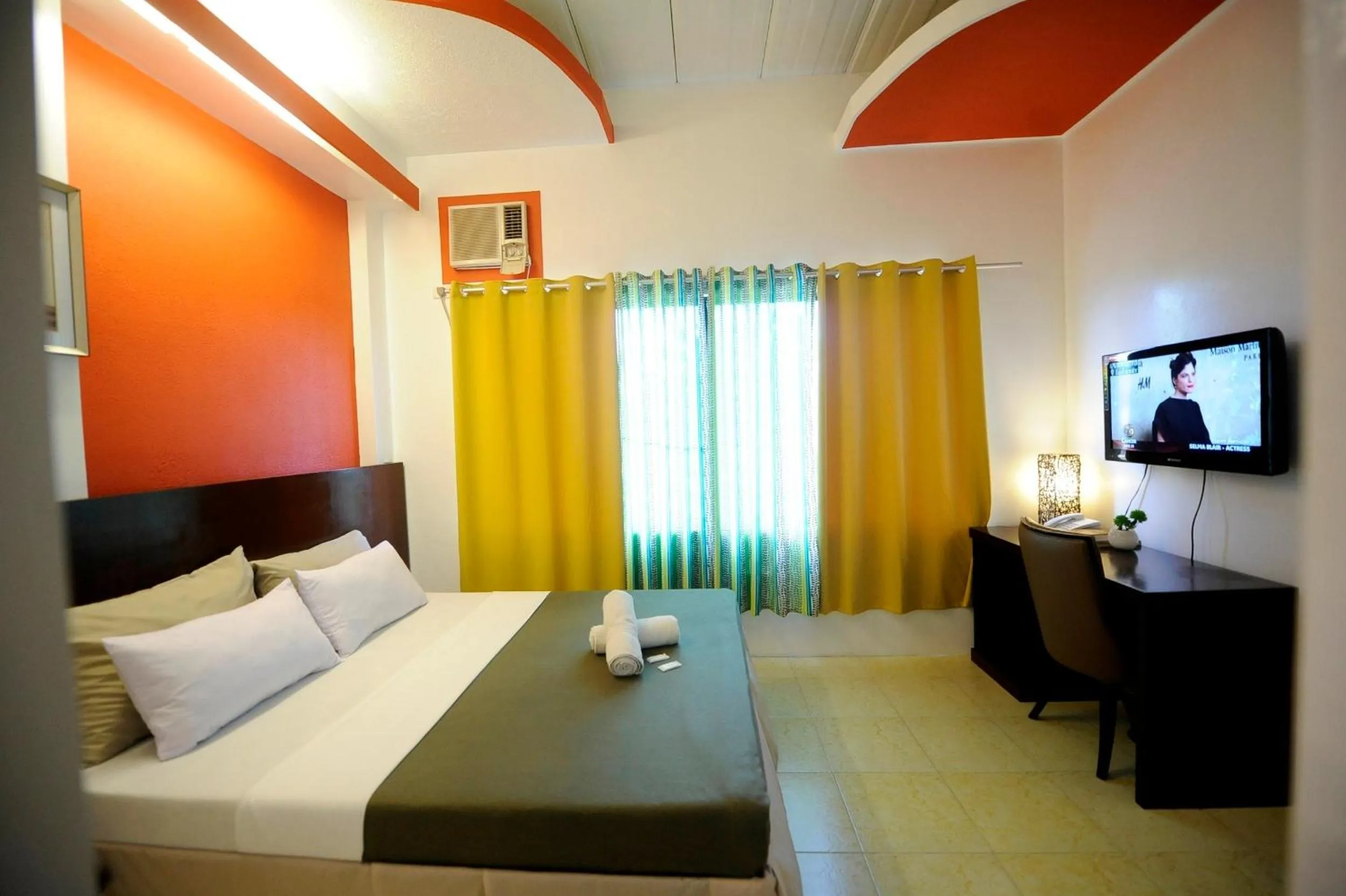 Photo of the whole room, Bed in First Pacific Inn Davao