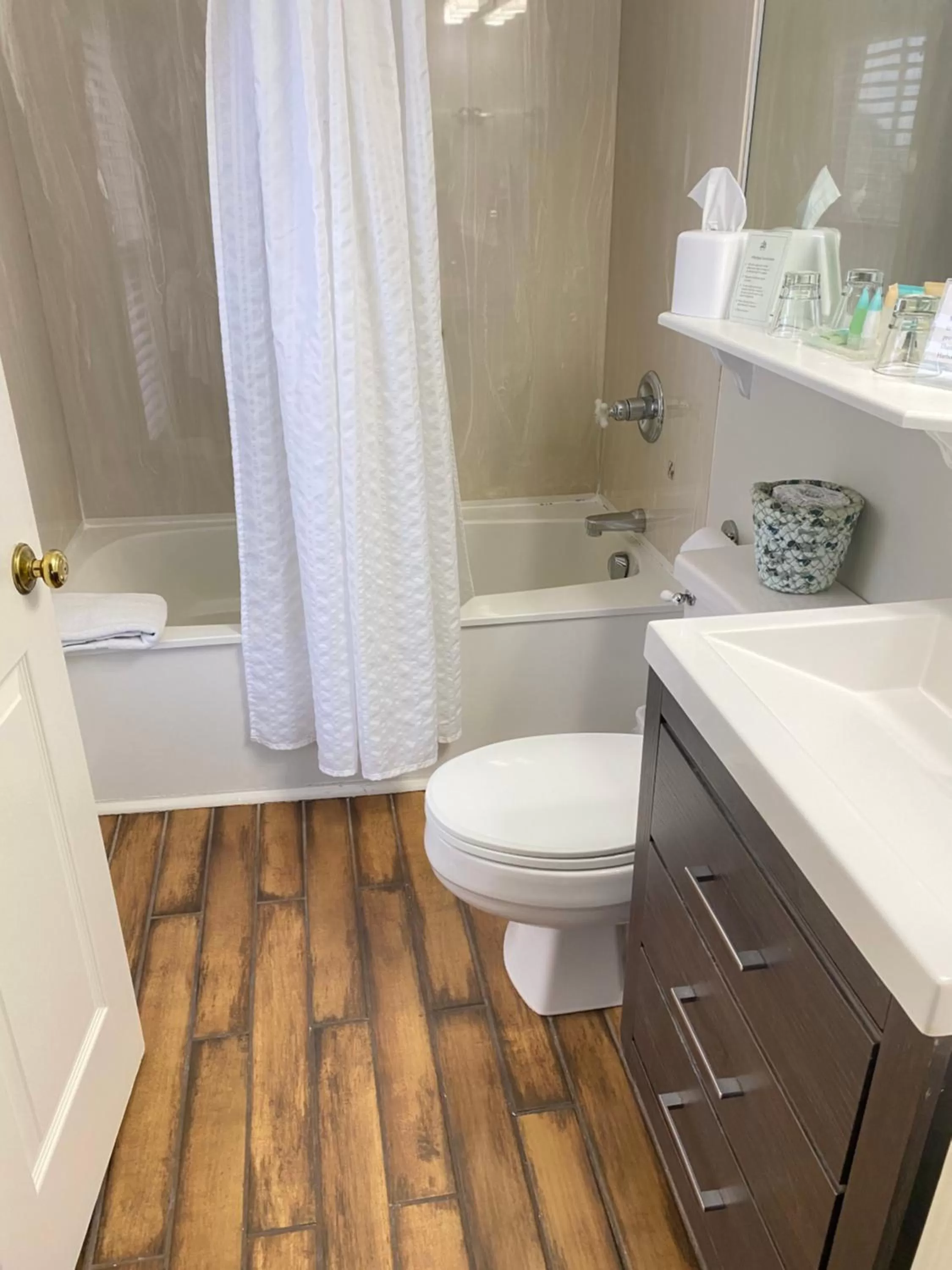 Bathroom in Harbor House Inn