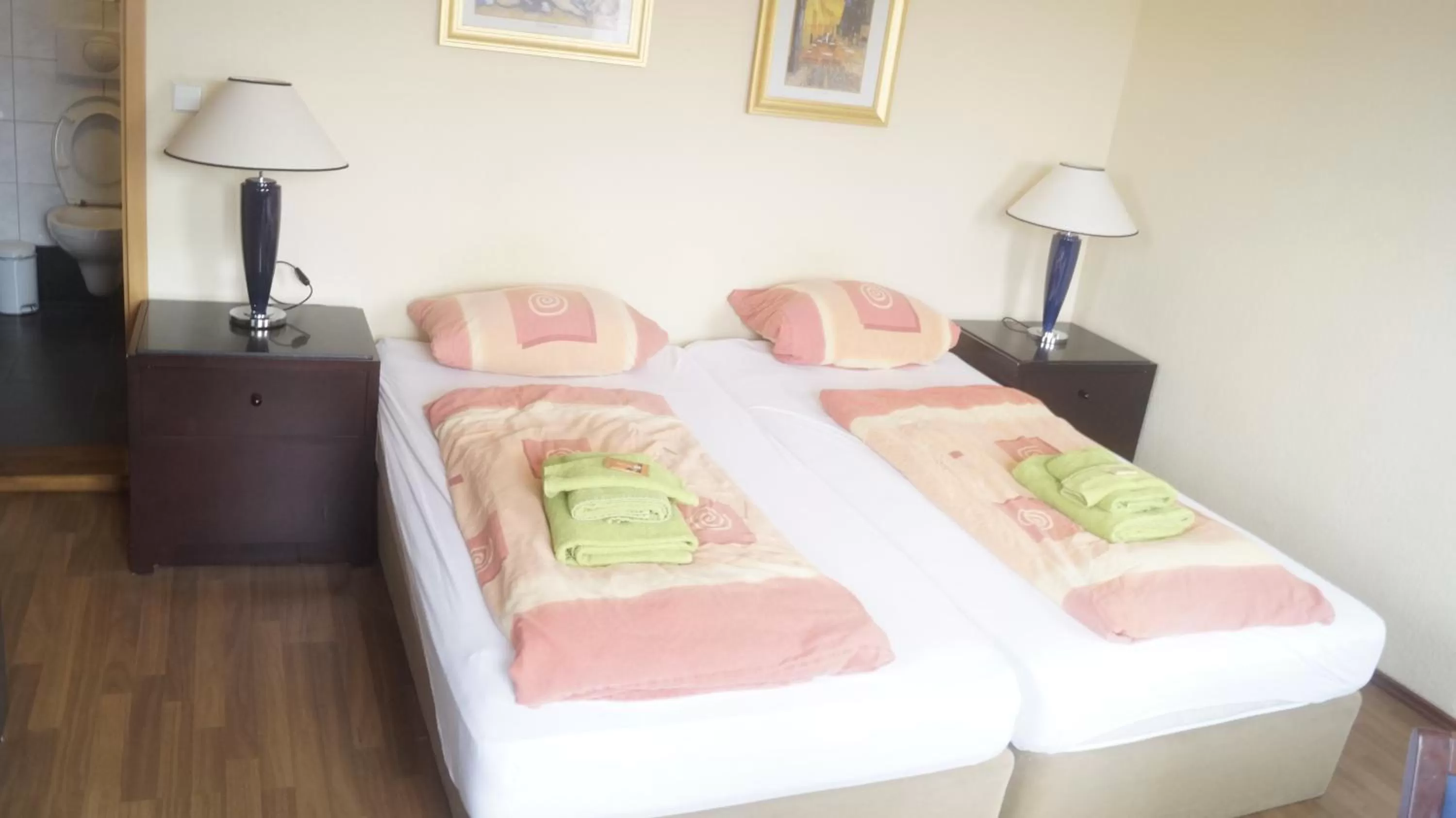 Bedroom, Bed in Zum Landhaus Dannenbüttel