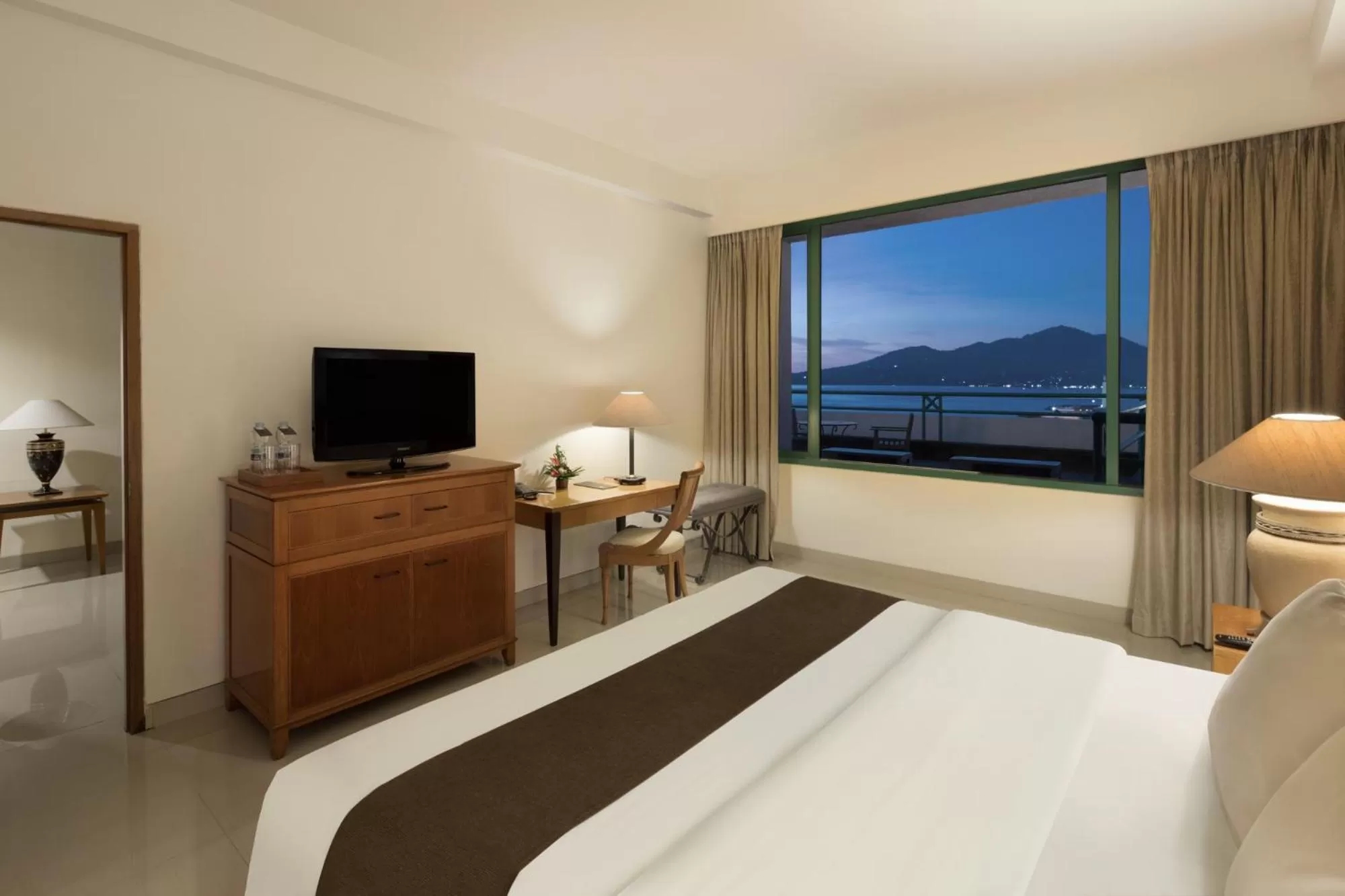 Bathroom, Bed in Aryaduta Manado