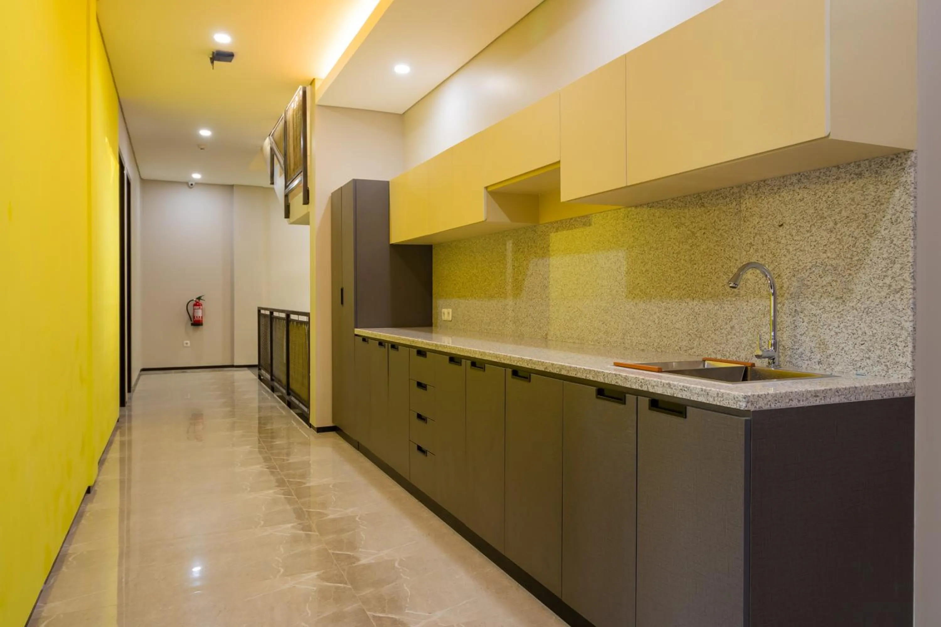 Kitchen or kitchenette in RedDoorz Plus near Senayan City