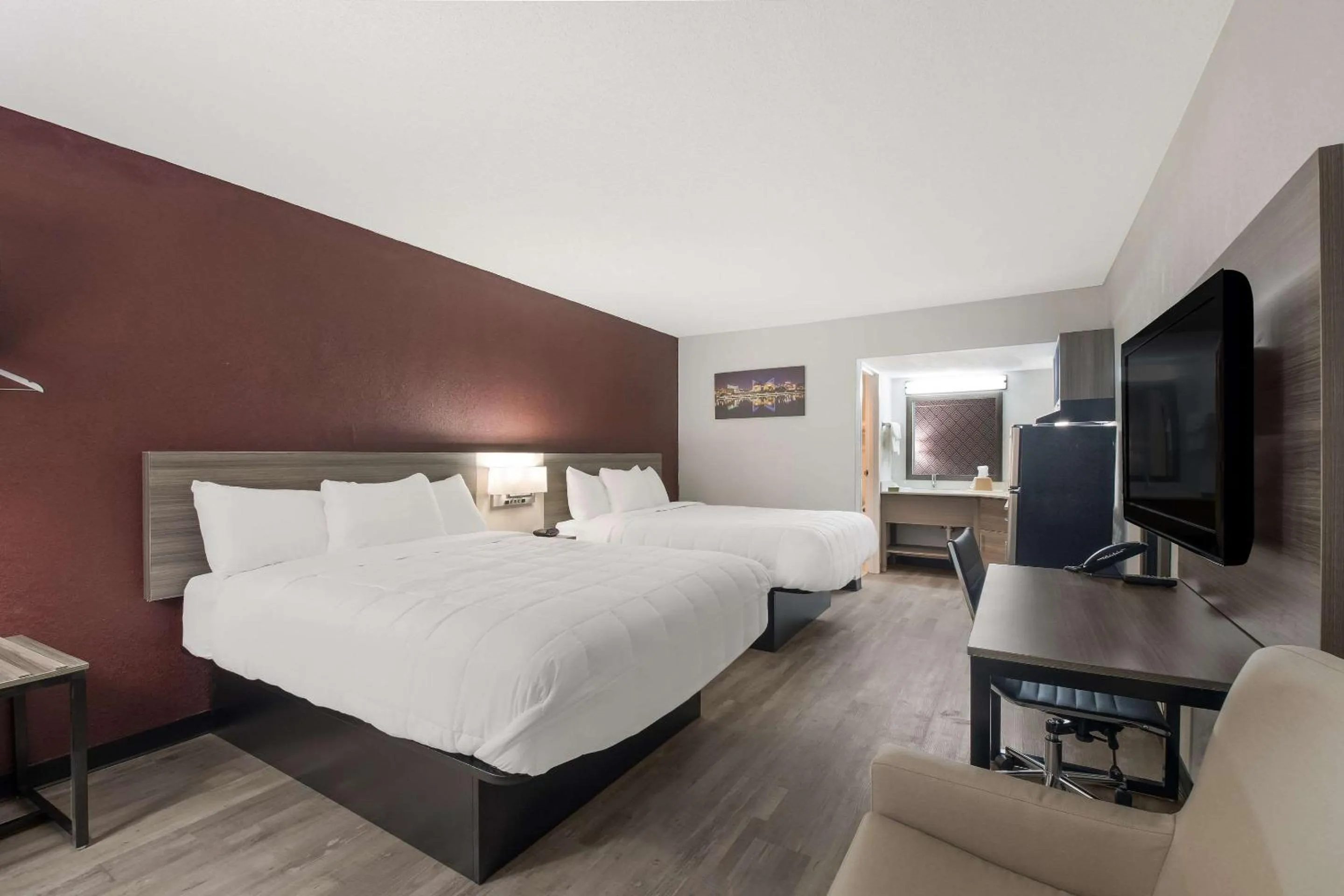 Bedroom, Bed in Suburban Studios Cleveland Central