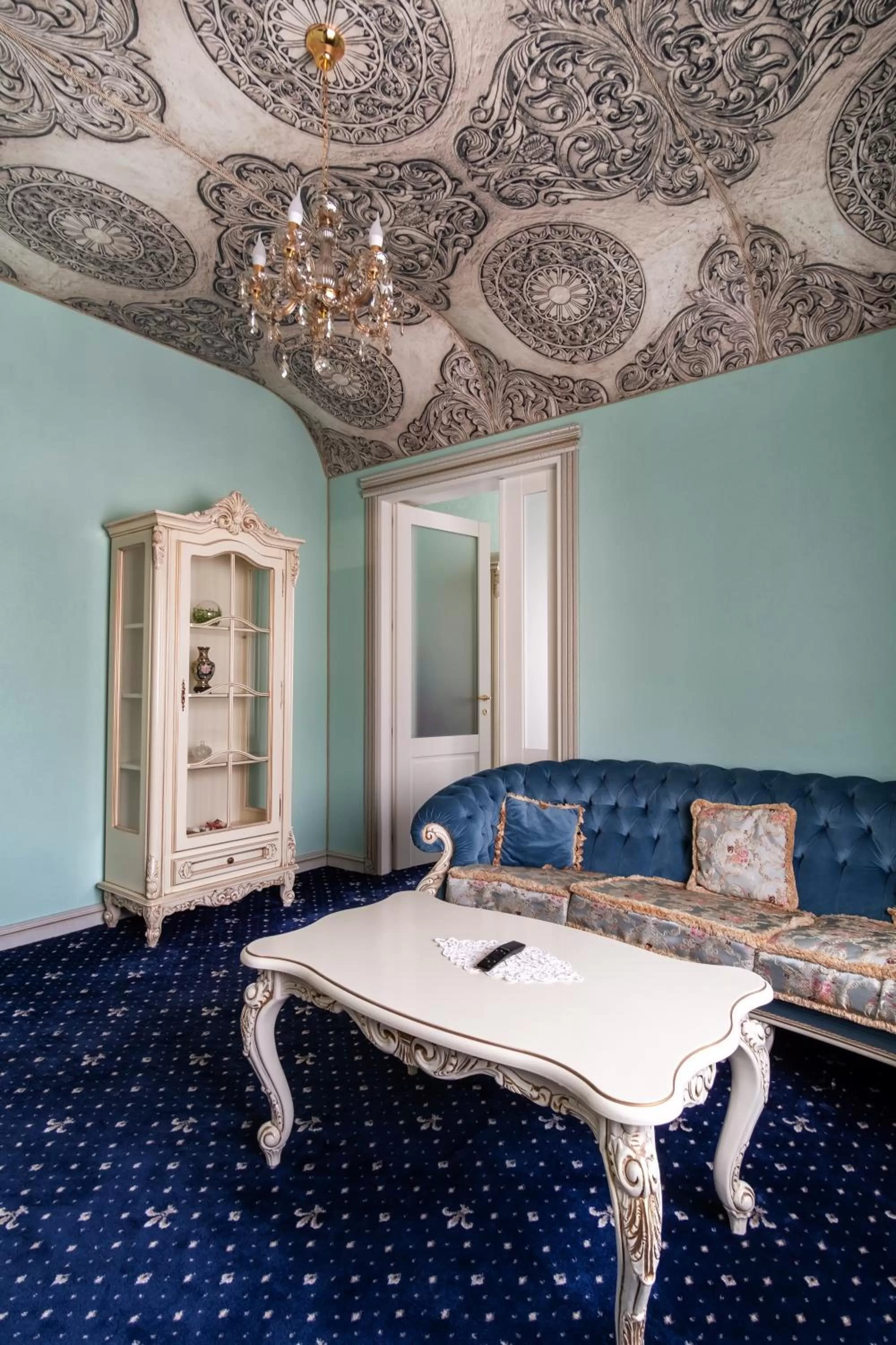 Living room in JMR Royal -Luxury Rooms & Private Sauna