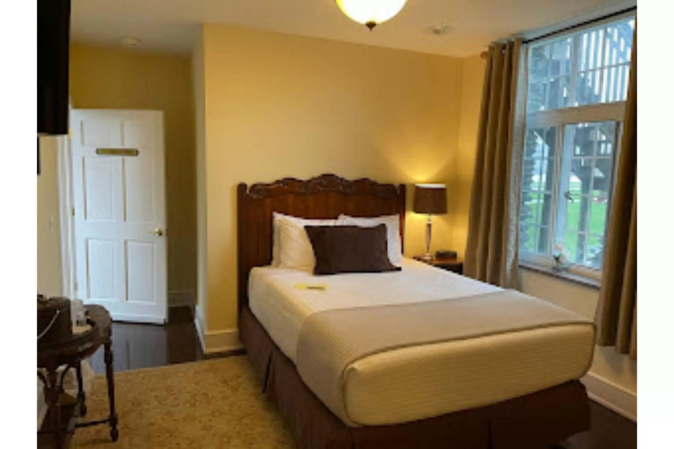 Suite with Garden View in The Manor on Front