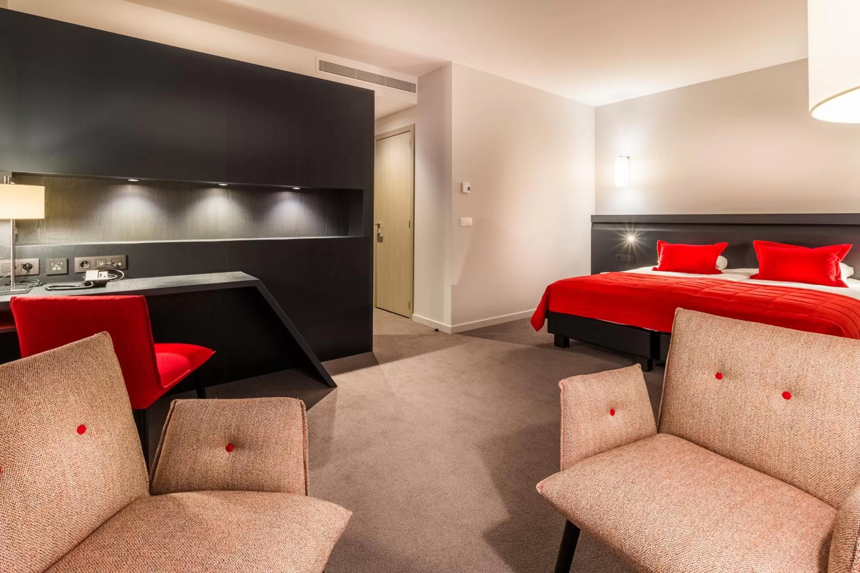 Photo of the whole room, Bed in Martin's Red