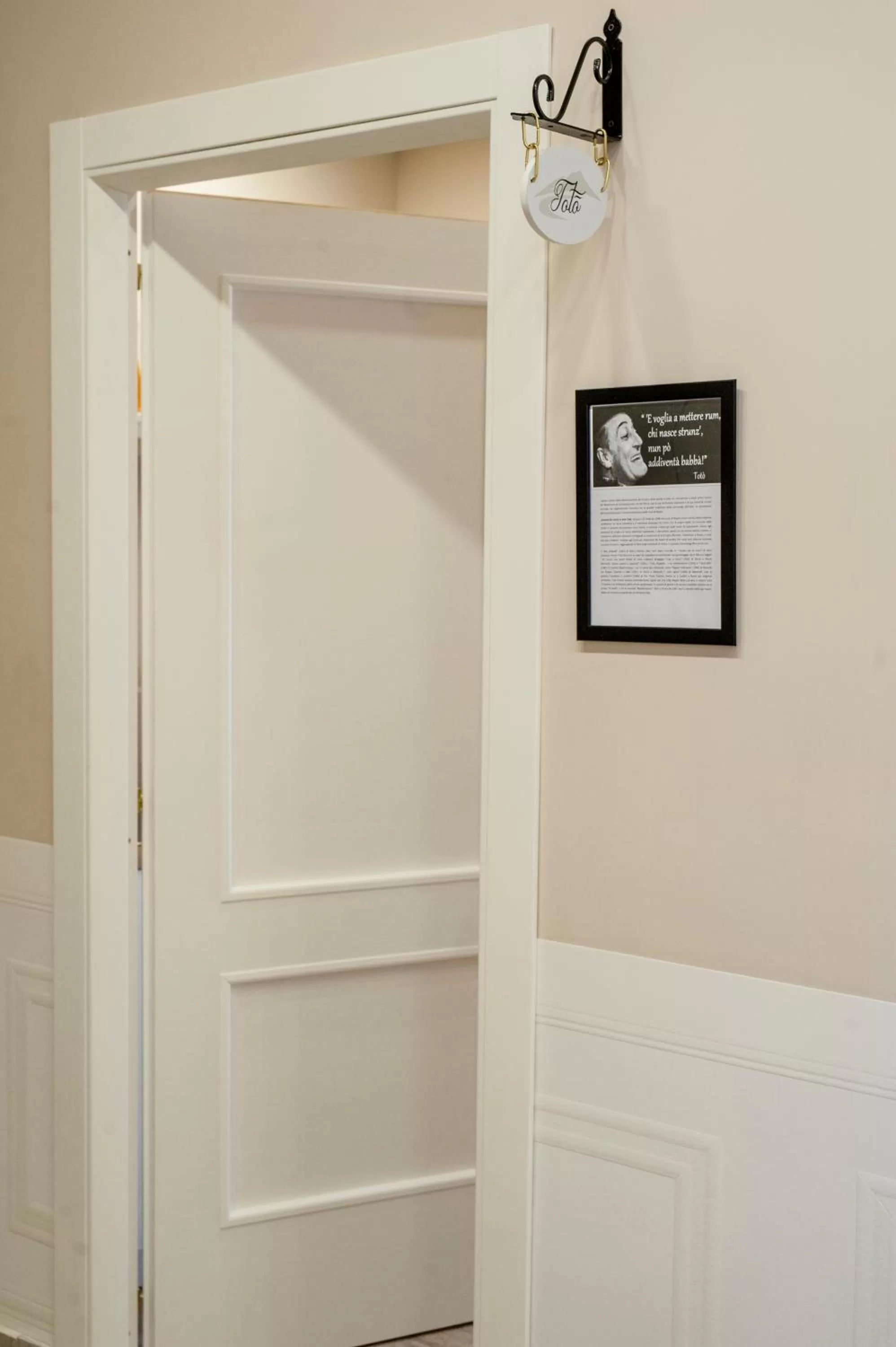 Decorative detail in Pontenuovo Bed