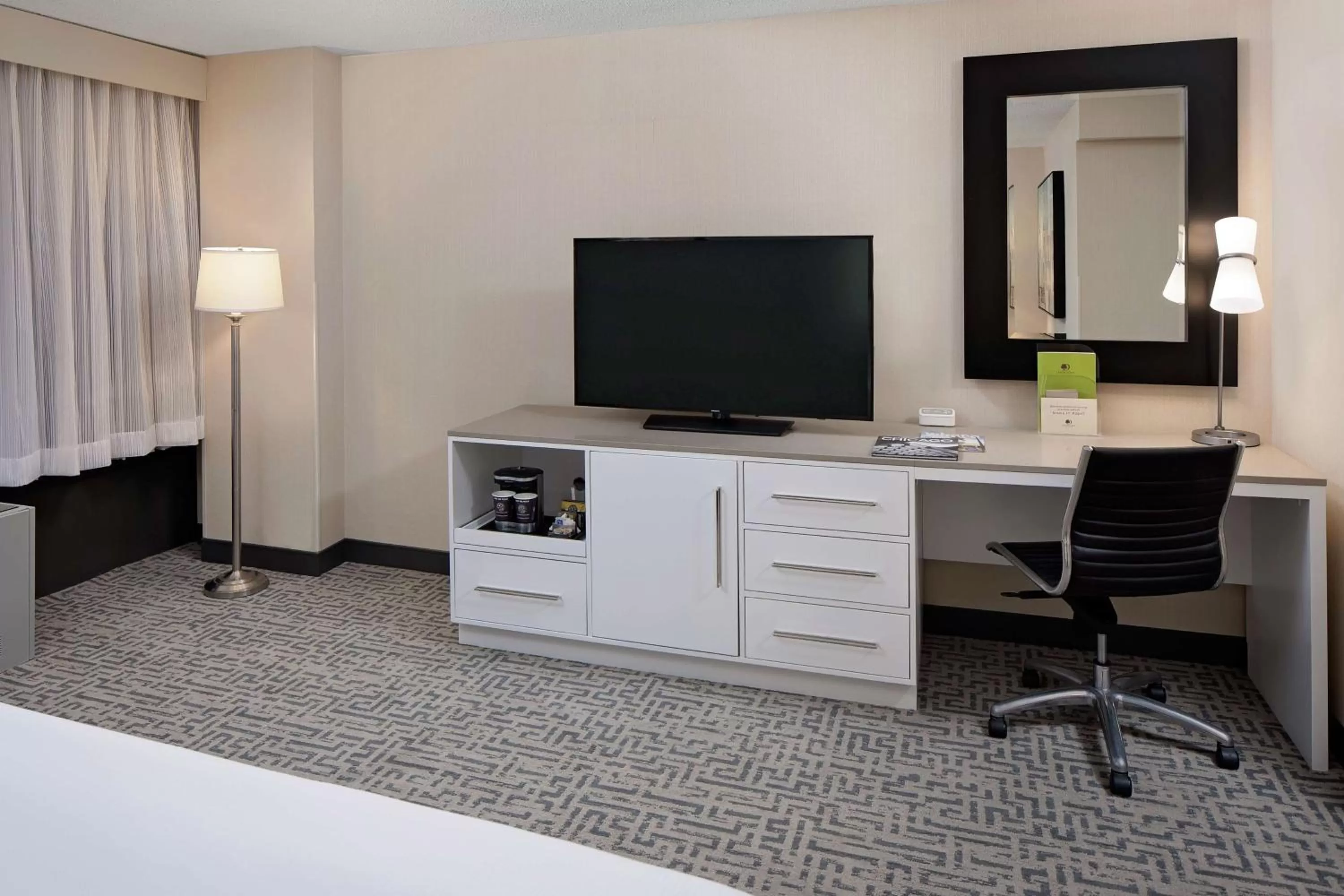 Bedroom, Bed in DoubleTree by Hilton Chicago Magnificent Mile