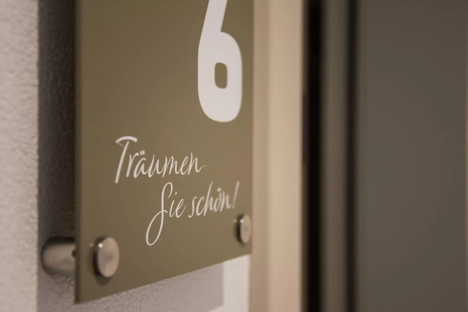 Staff in kroneLODGE - Self-Check-In Hotel