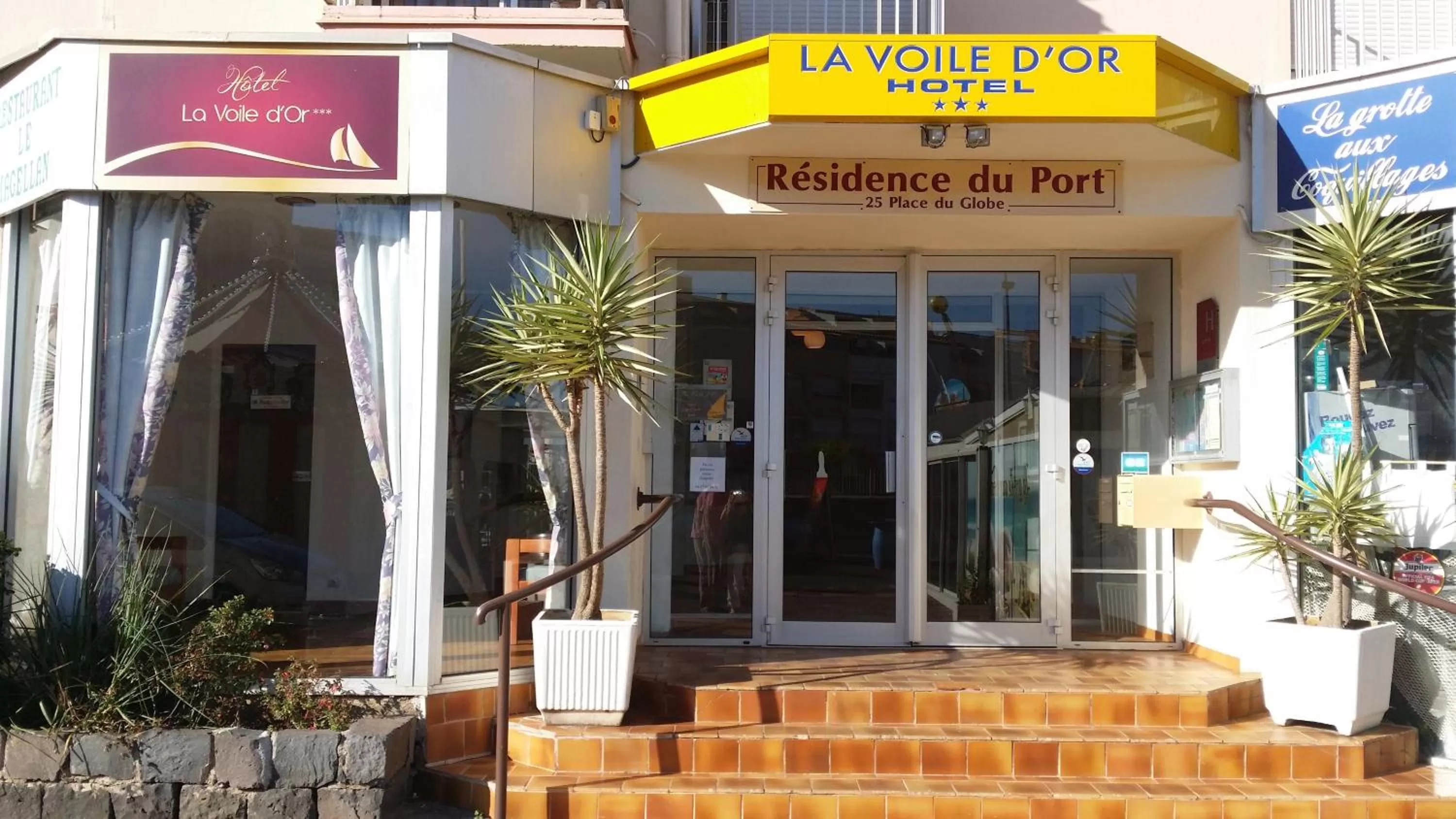 Facade/entrance in La Voile D' Or