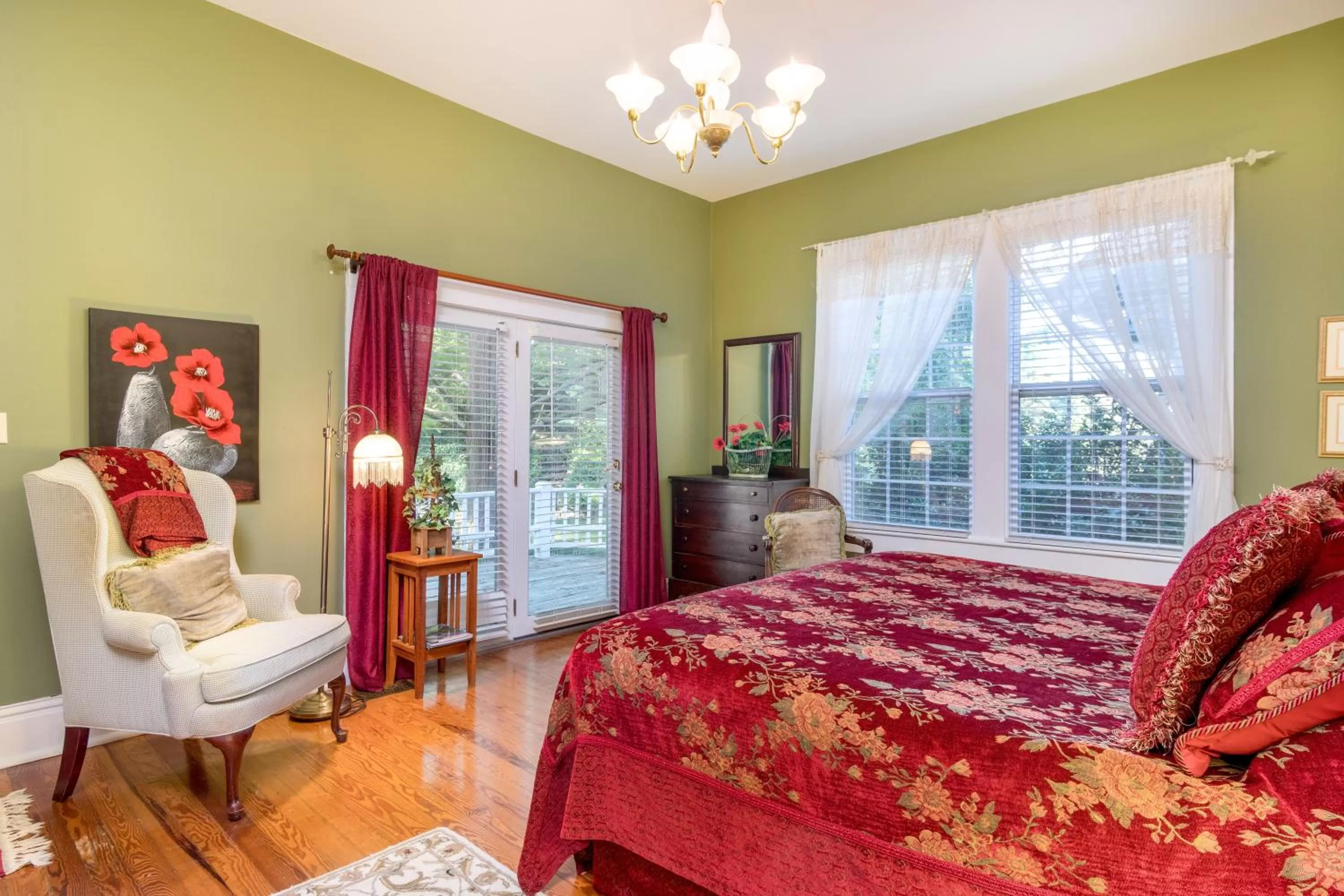 Photo of the whole room, Bed in Highland Lake Inn & Resort - Flat Rock