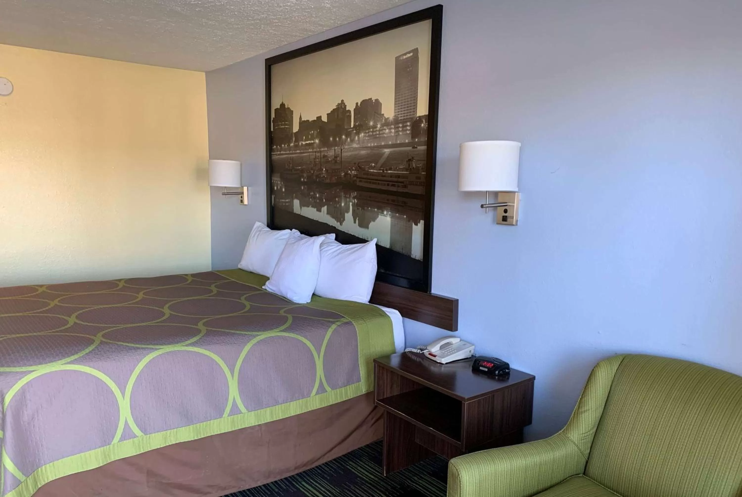 Photo of the whole room, Bed in Super 8 by Wyndham Jackson