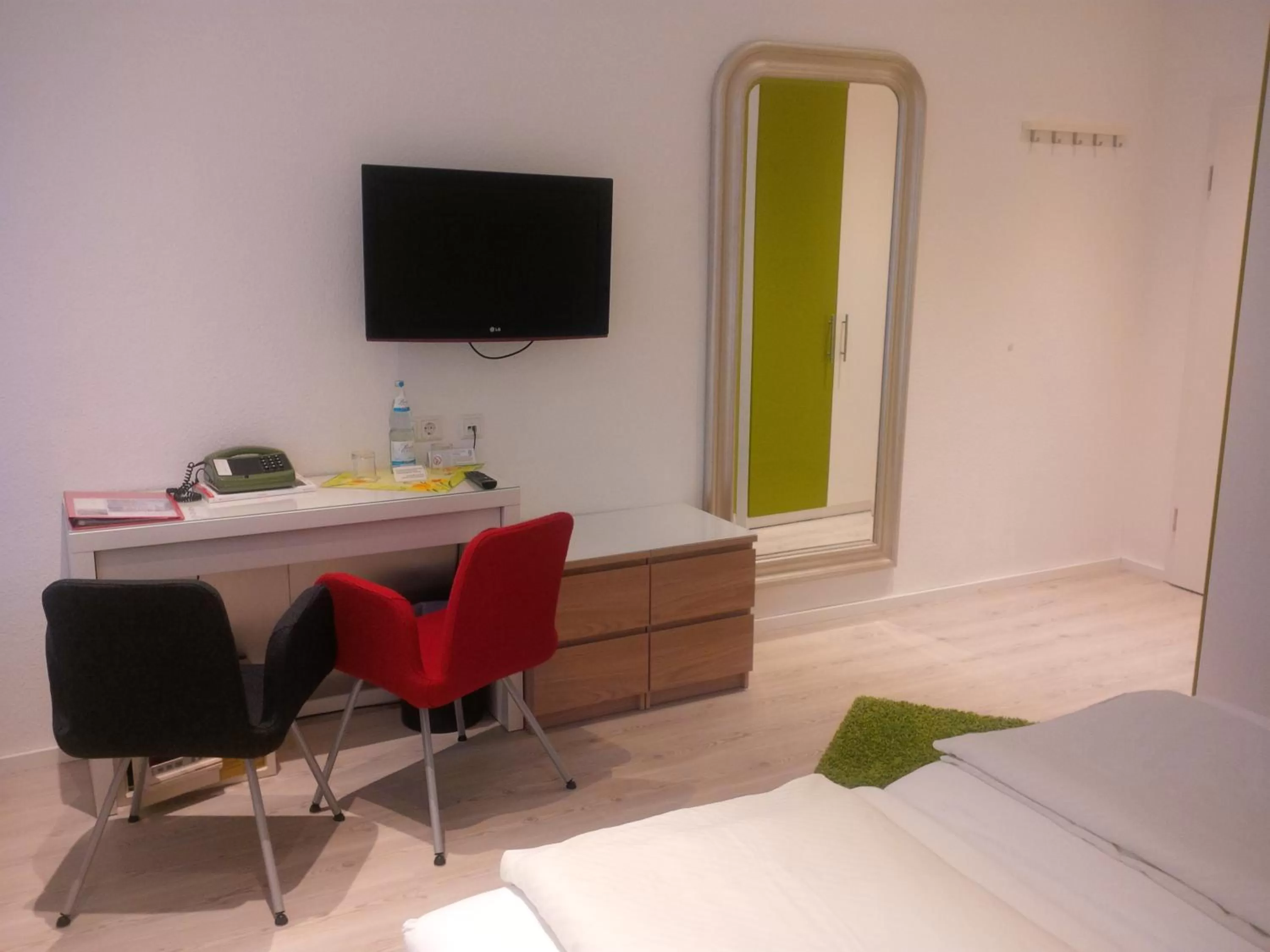 Photo of the whole room, Bed in Hotel Barbarossa Karlsruhe Stadtmitte