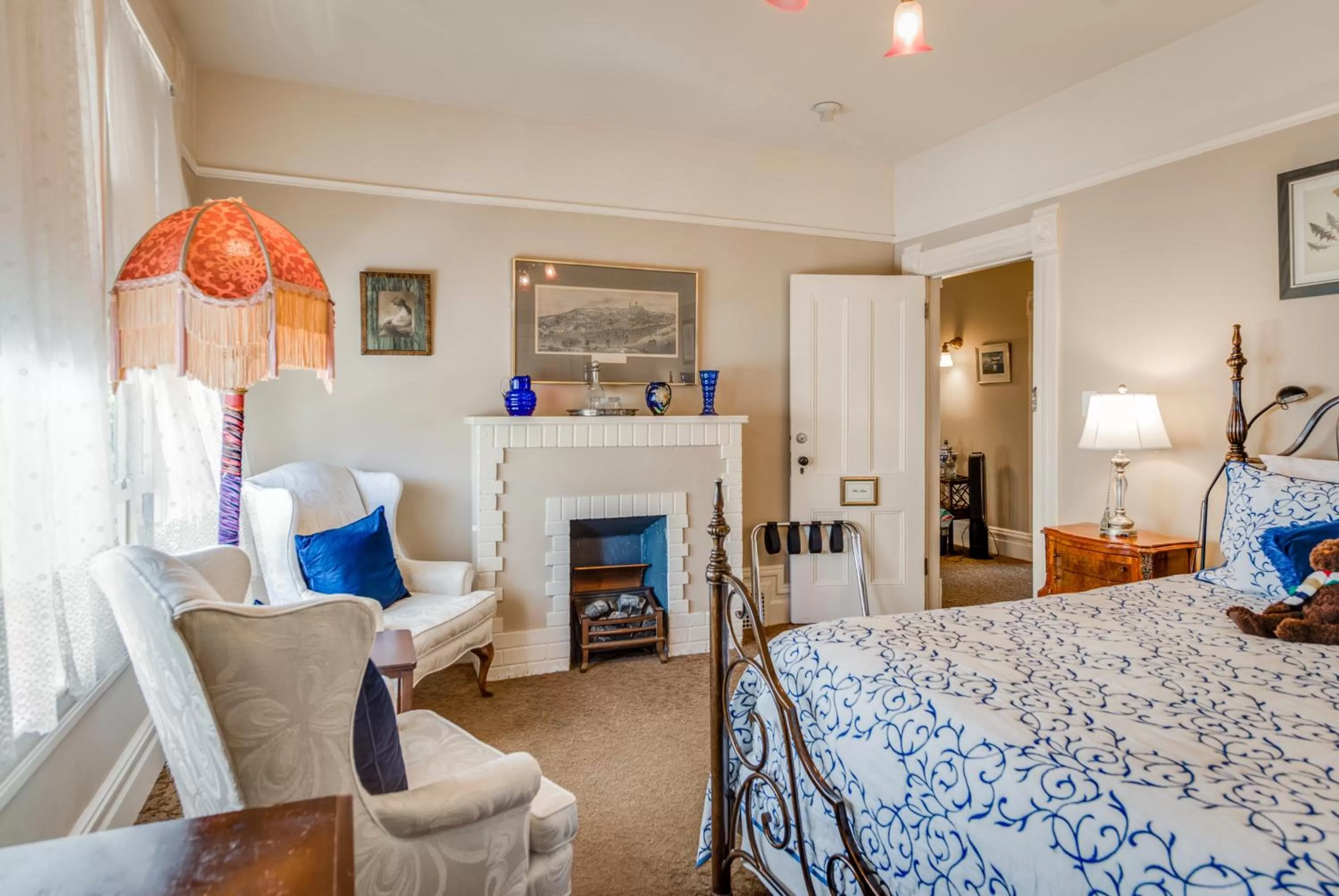 Bed in O Canada House Bed & Breakfast