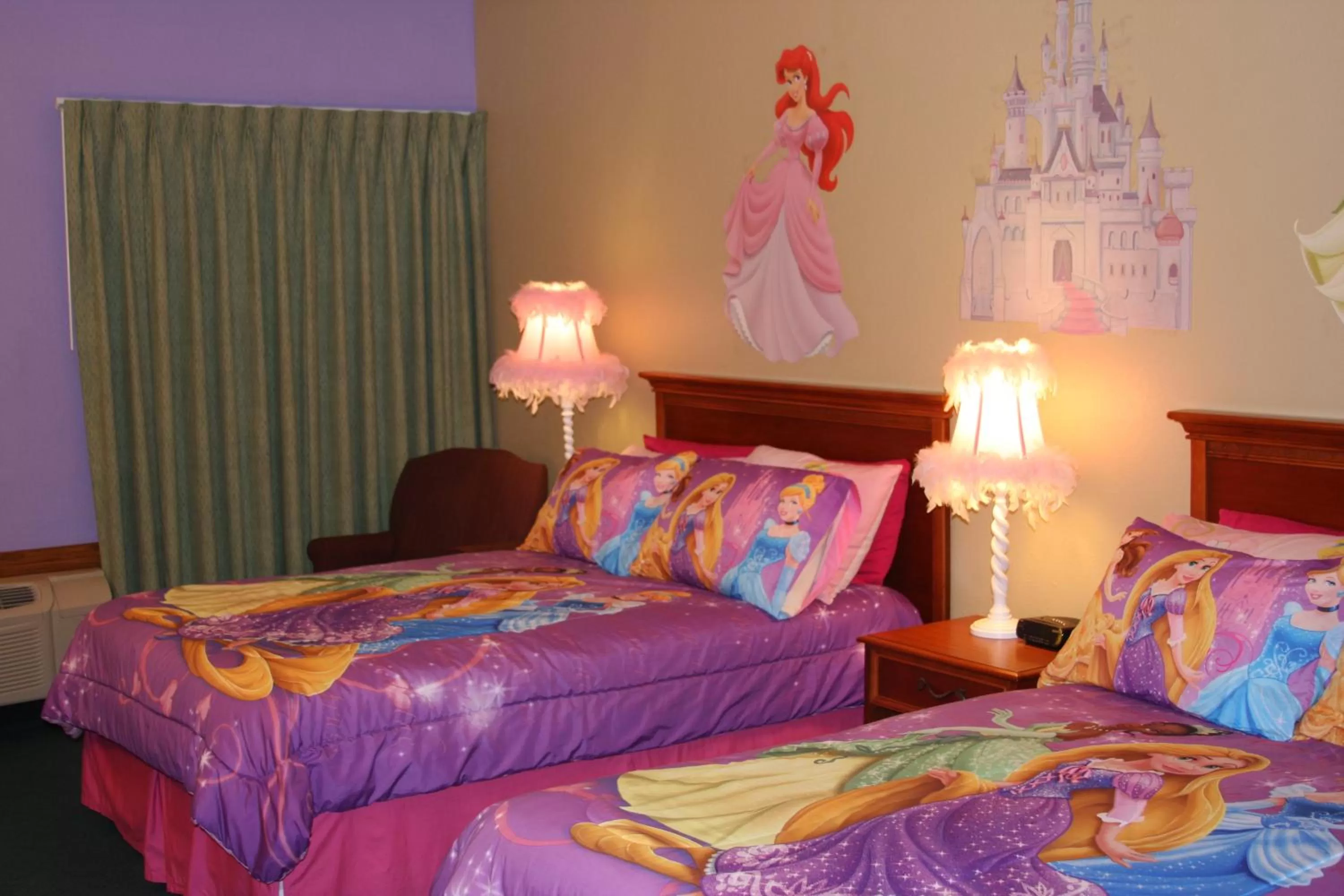 Bed in Gladstone Inn and Suites