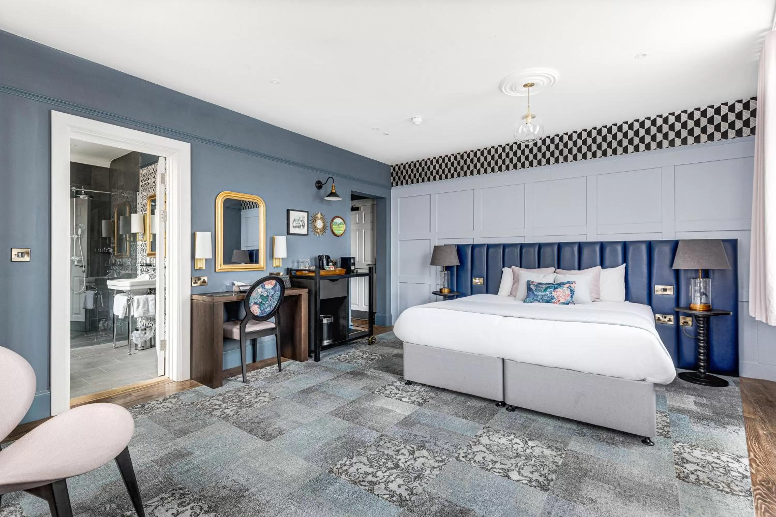 Photo of the whole room, Bed in St Martins Lodge