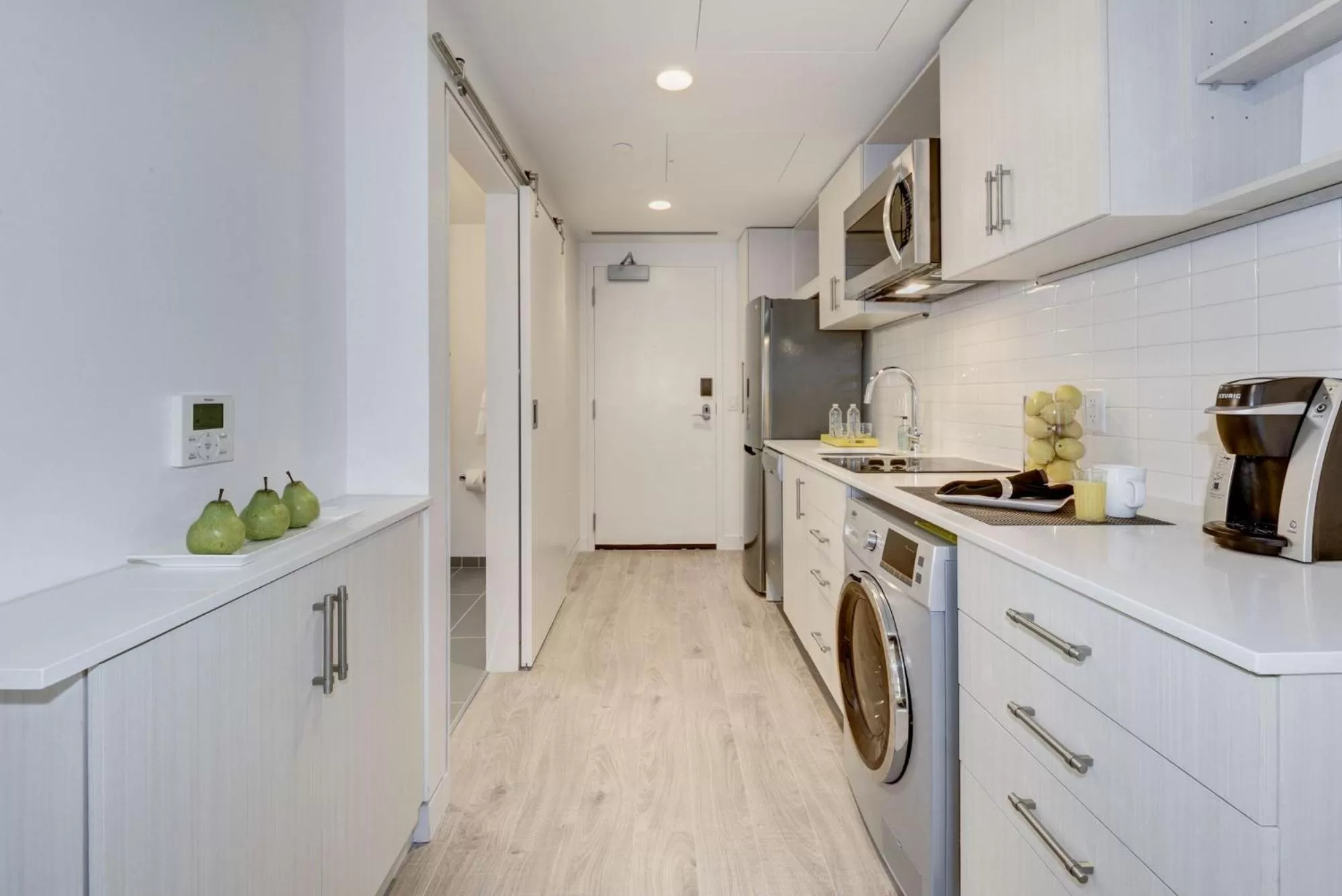 Kitchen or kitchenette in Placemakr Dupont Circle